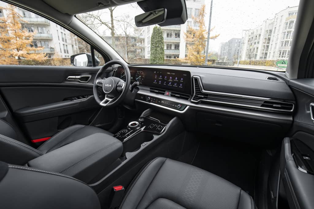 Vista panorámica del habitáculo, destacando la amplitud y elegancia.