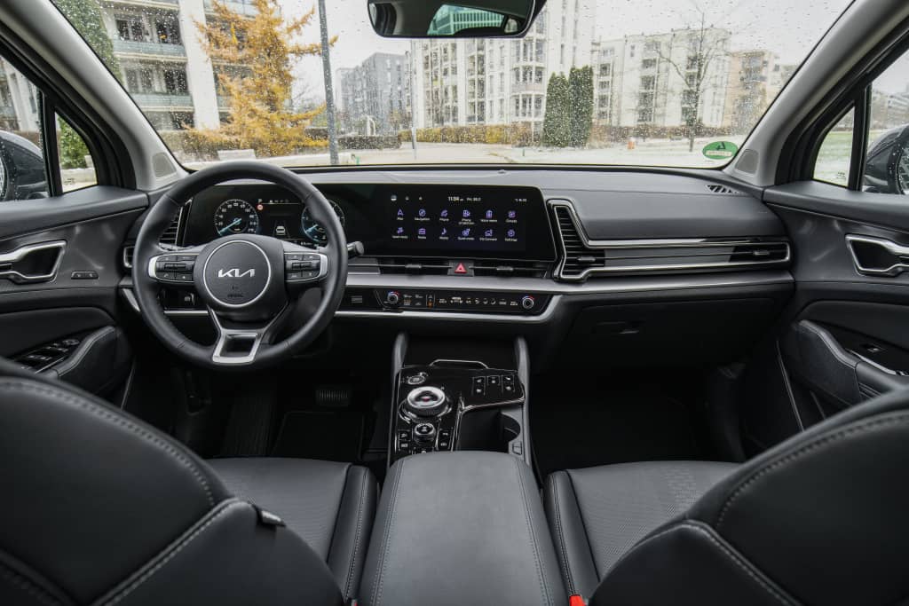 Vista desde el asiento del conductor, mostrando el volante y la pantalla.