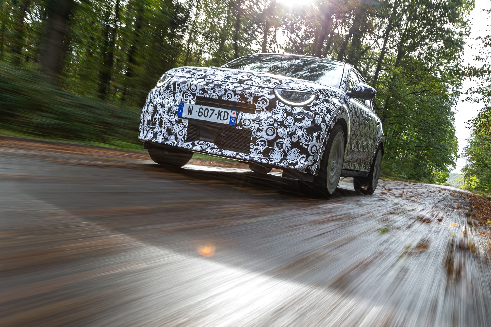 Kia Sportage con camuflaje en prueba de carretera, resaltando su frontal.