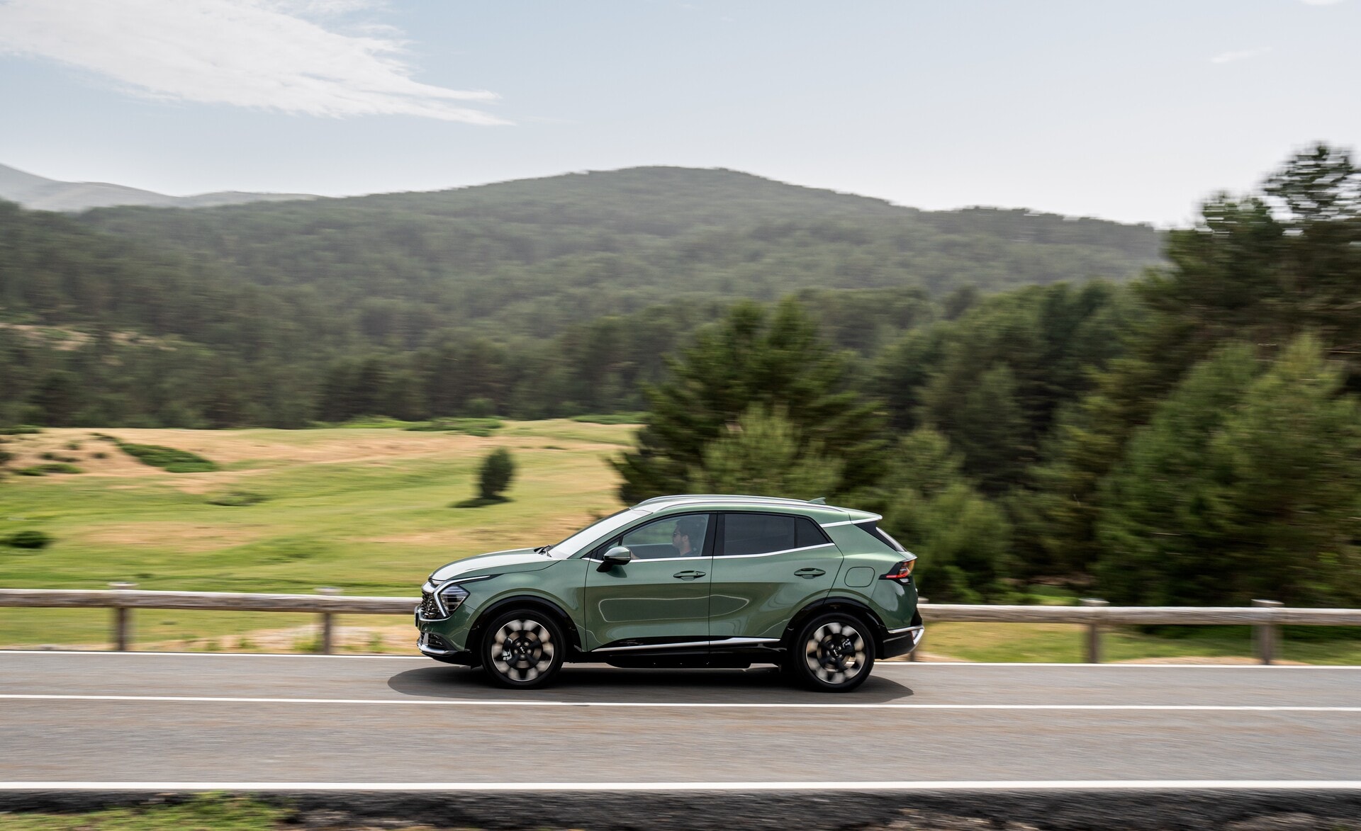 Kia Sportage híbrido en acción por carreteras de montaña.
