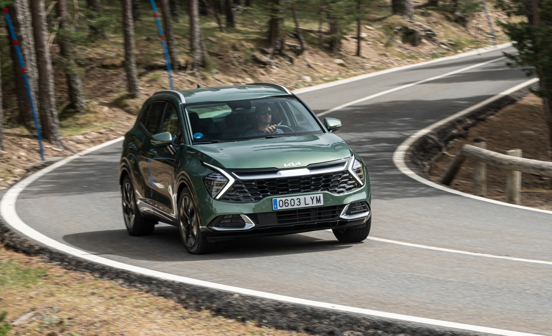 Vista frontal en plena curva, destacando su diseño dinámico.