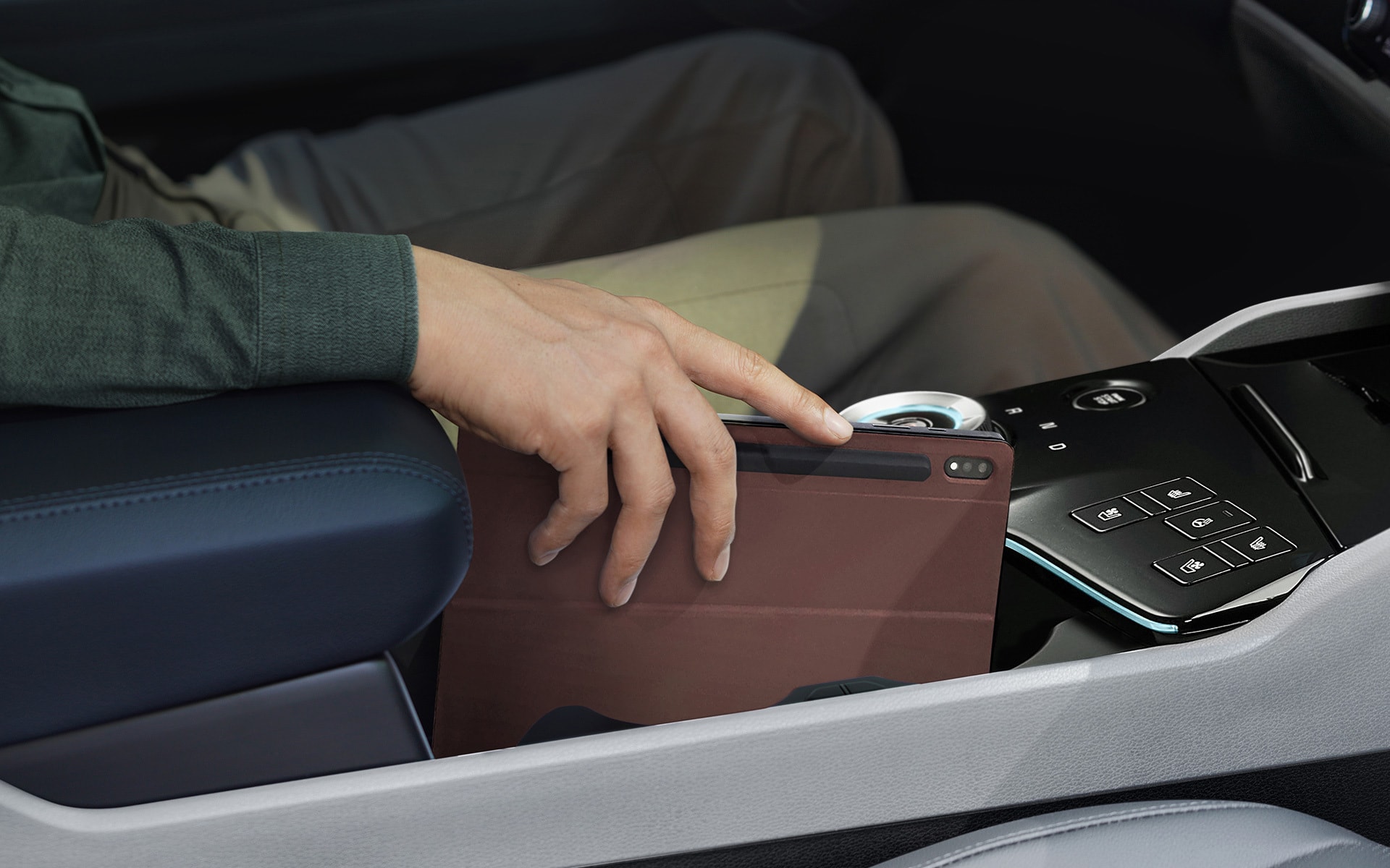 Detalle del espacio de almacenamiento central en la cabina.