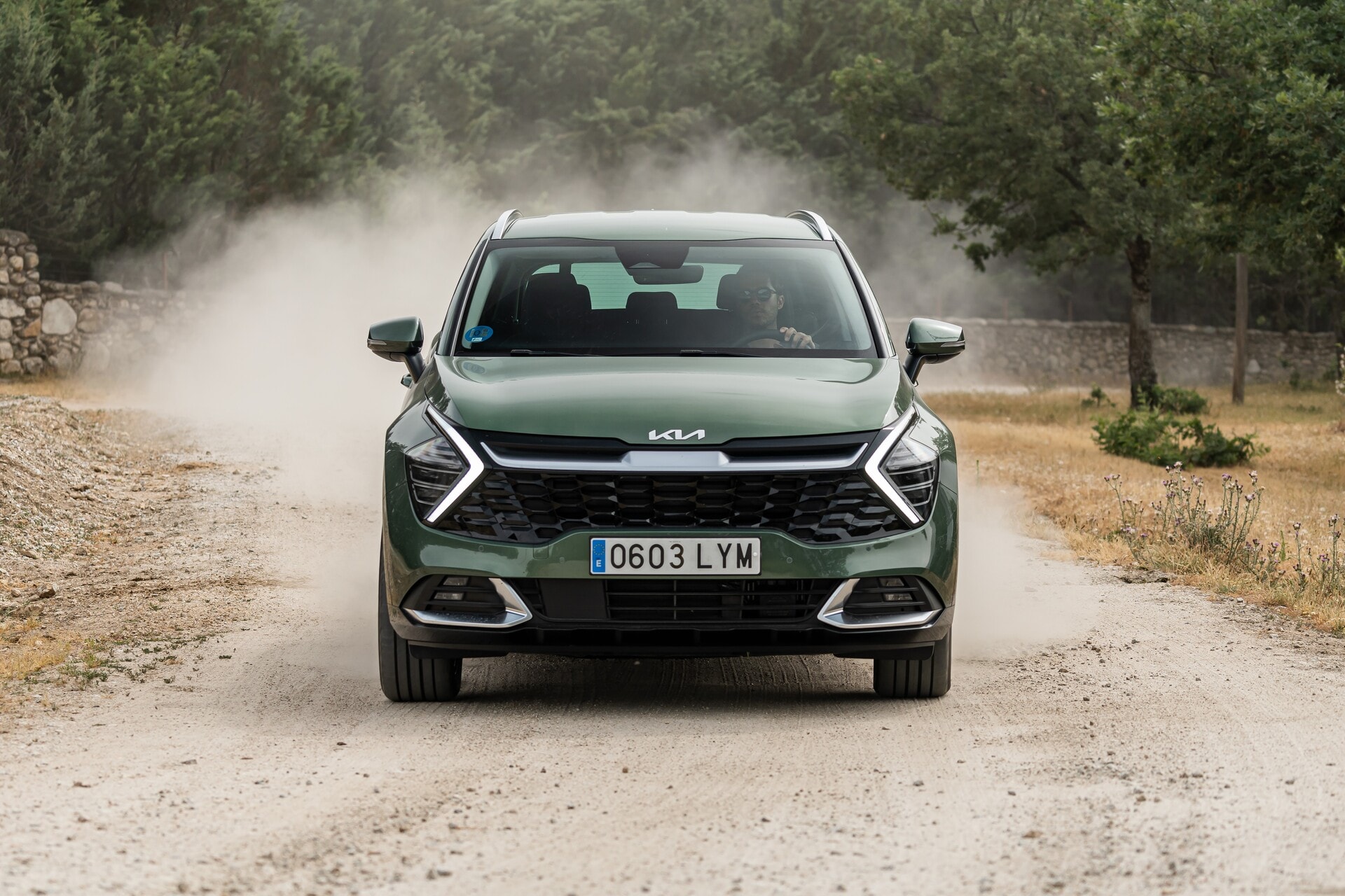 El Kia Sportage híbrido demuestra su capacidad todo terreno en un camino polvoriento.