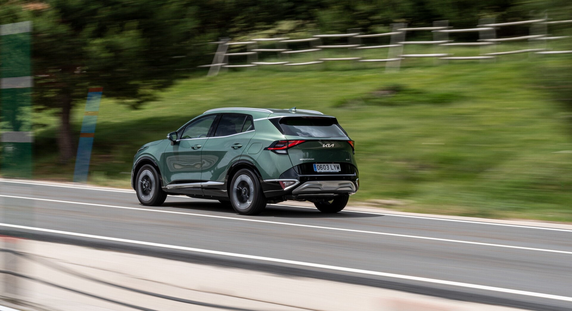 El Kia Sportage híbrido en movimiento, mostrando su dinamismo en carretera.