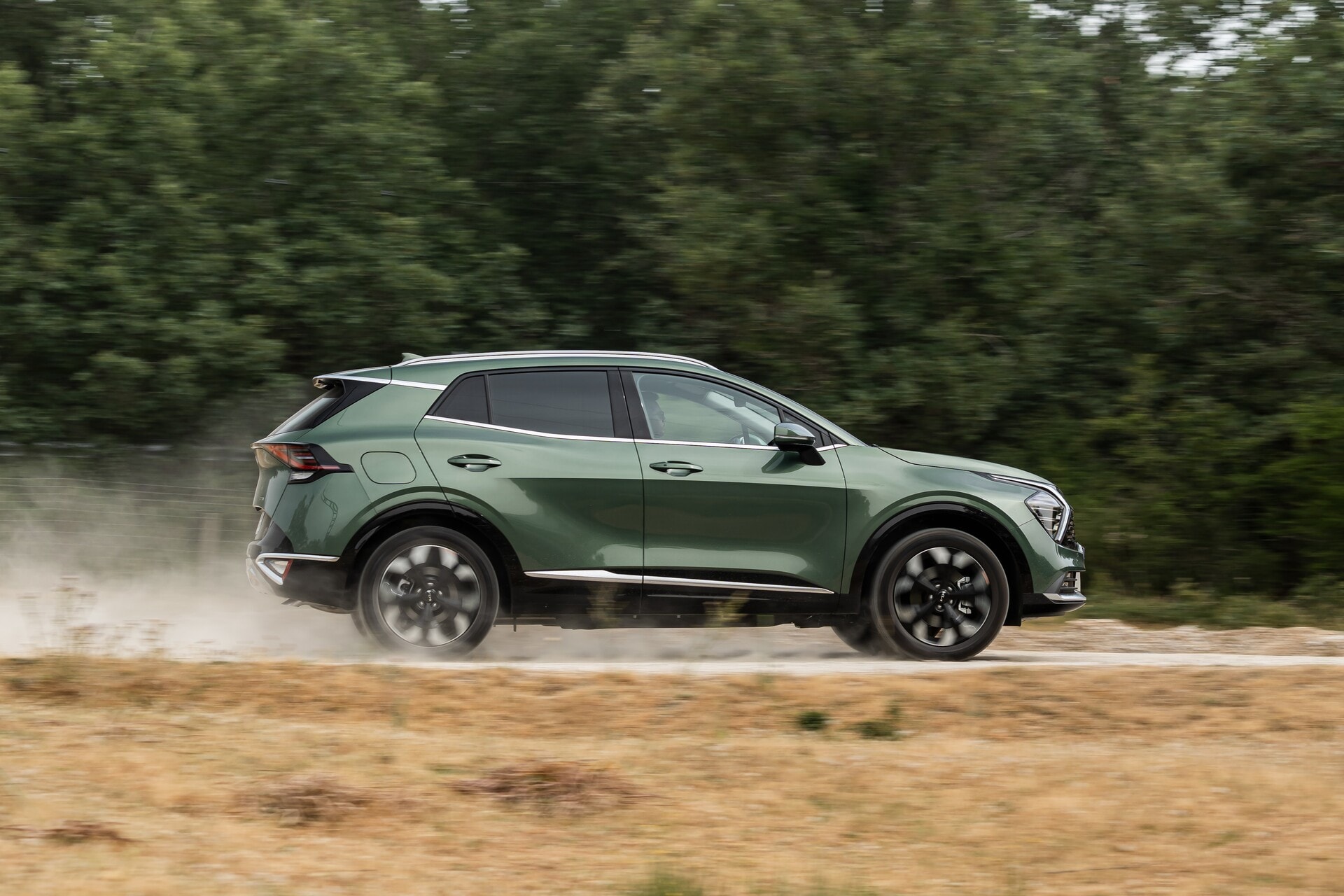 Kia Sportage en entorno off-road, poniendo a prueba su capacidad todoterreno.