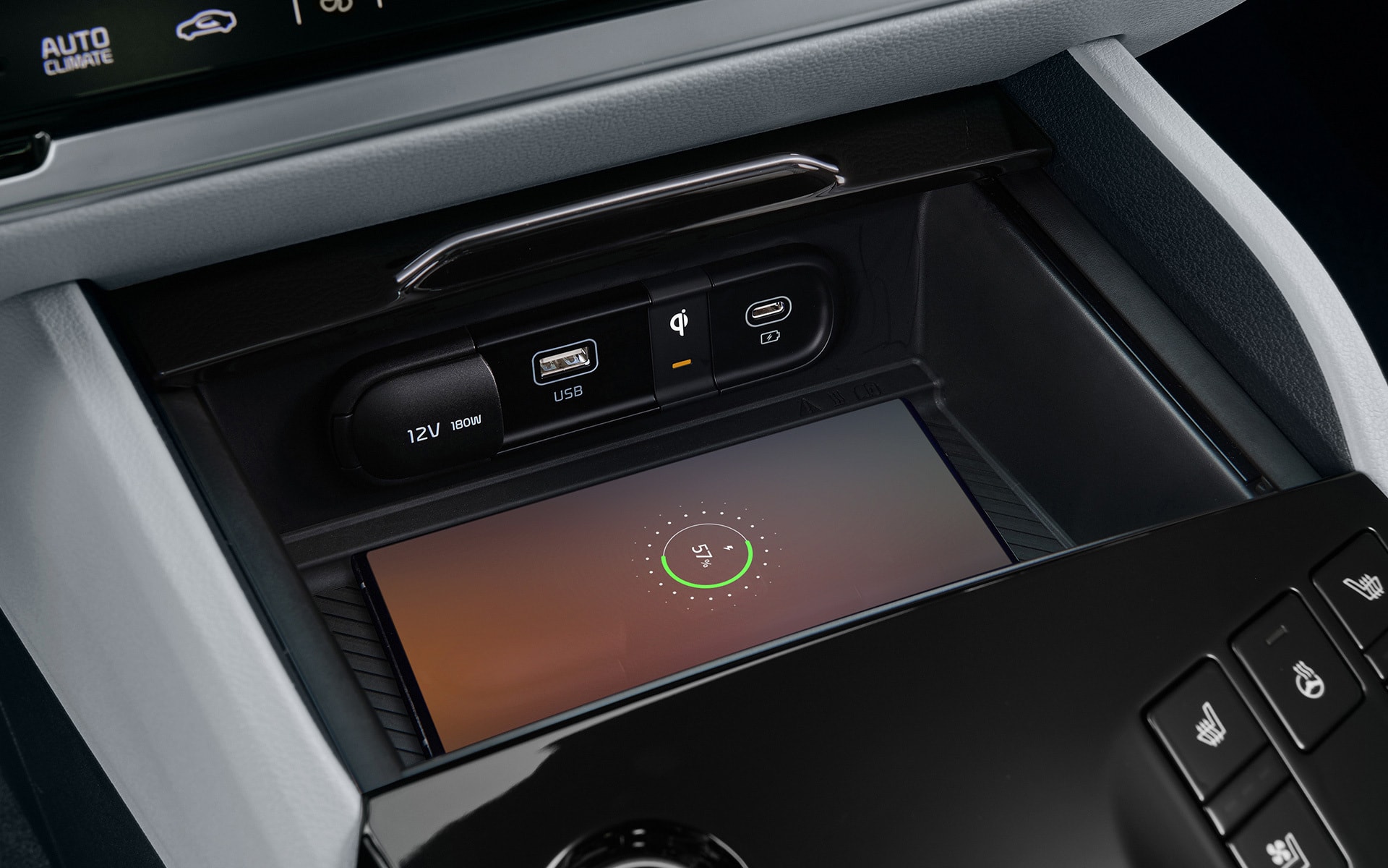 Consola central con sistema de carga inalámbrica y puertos USB.