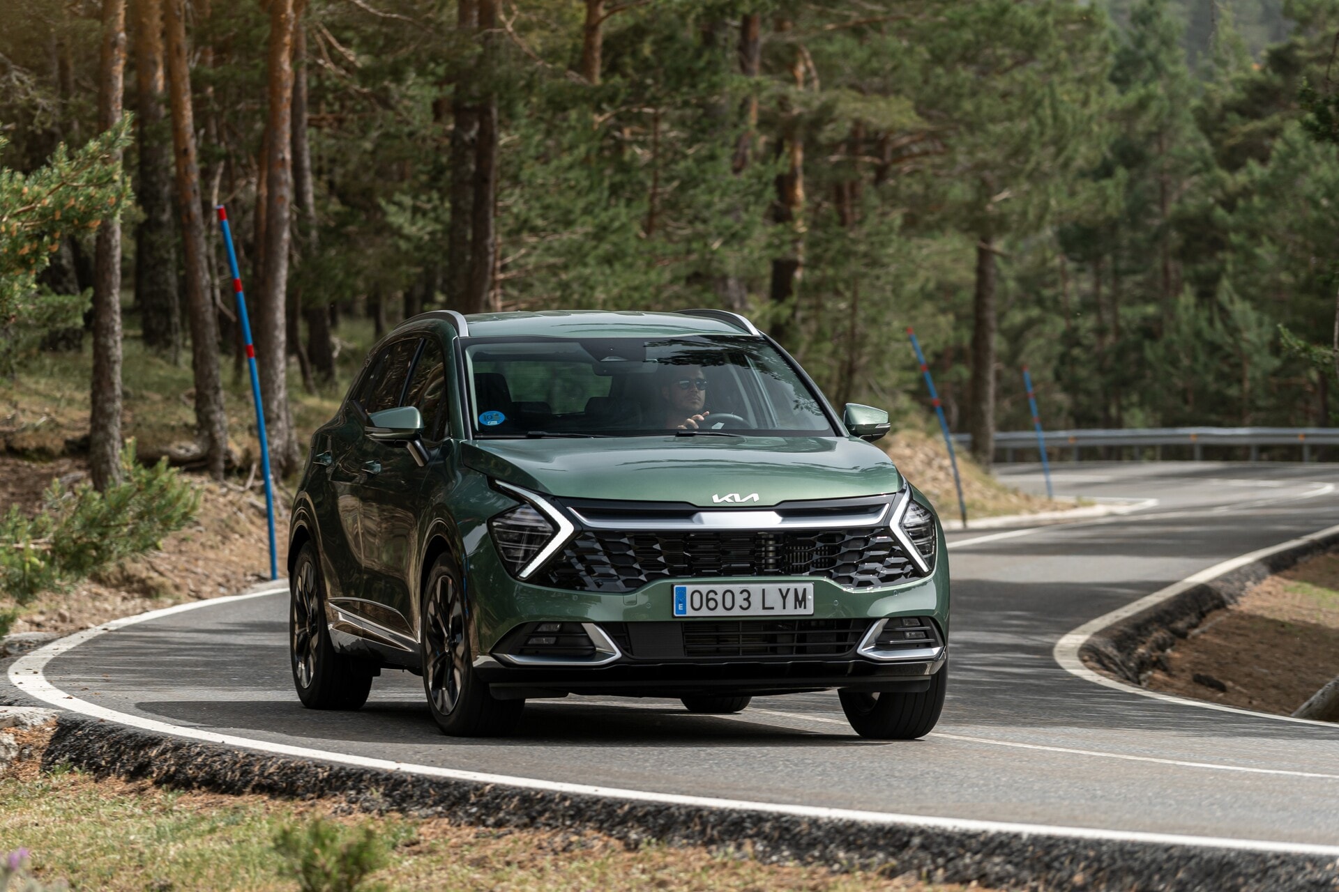 Imagen del Kia Sportage híbrido maniobrando con destreza por carreteras de montaña.