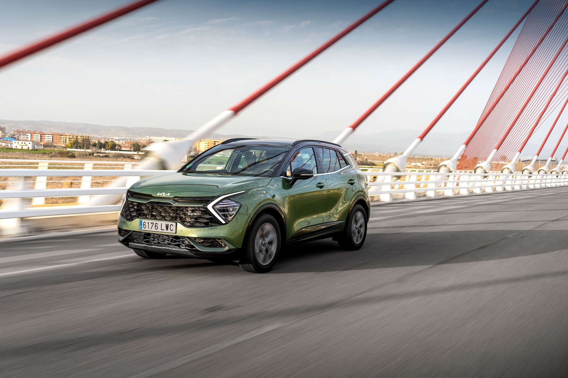 Vista dinámica del Kia Sportage híbrido desde una perspectiva delantera-lateral.