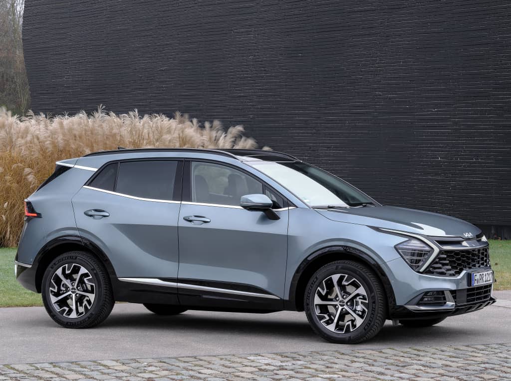 El Kia Sportage híbrido posa con su elegante diseño lateral.