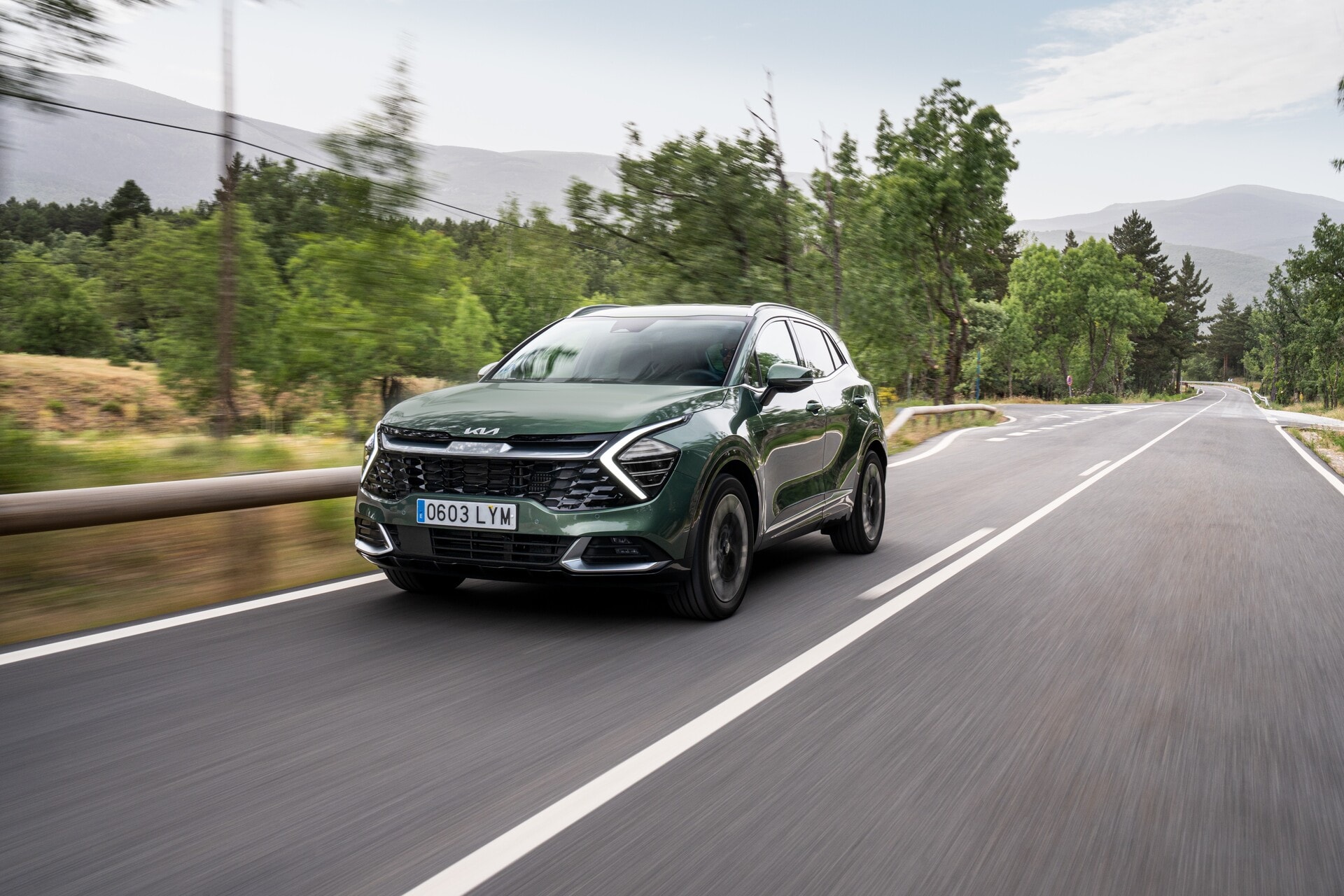 Kia Sportage híbrido en acción, mostrando su diseño aerodinámico y elegante.