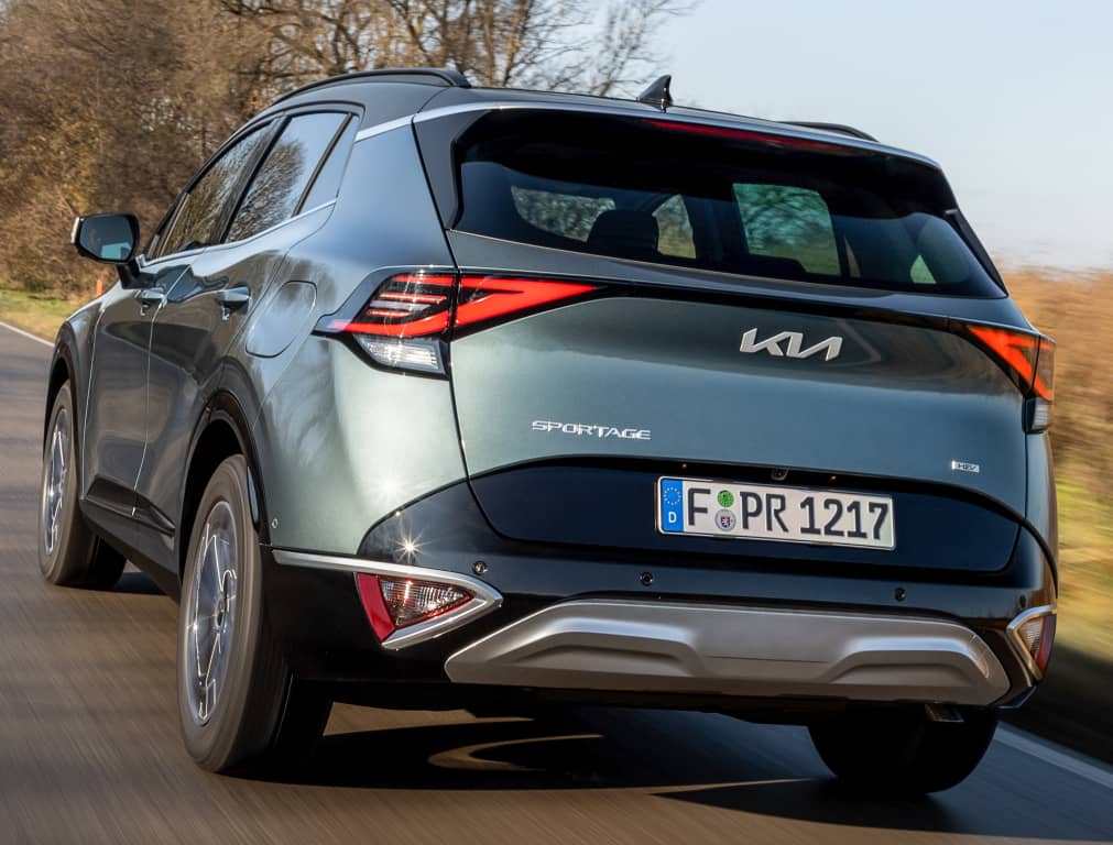 Vista trasera resaltando el diseño de las luces y acabados.