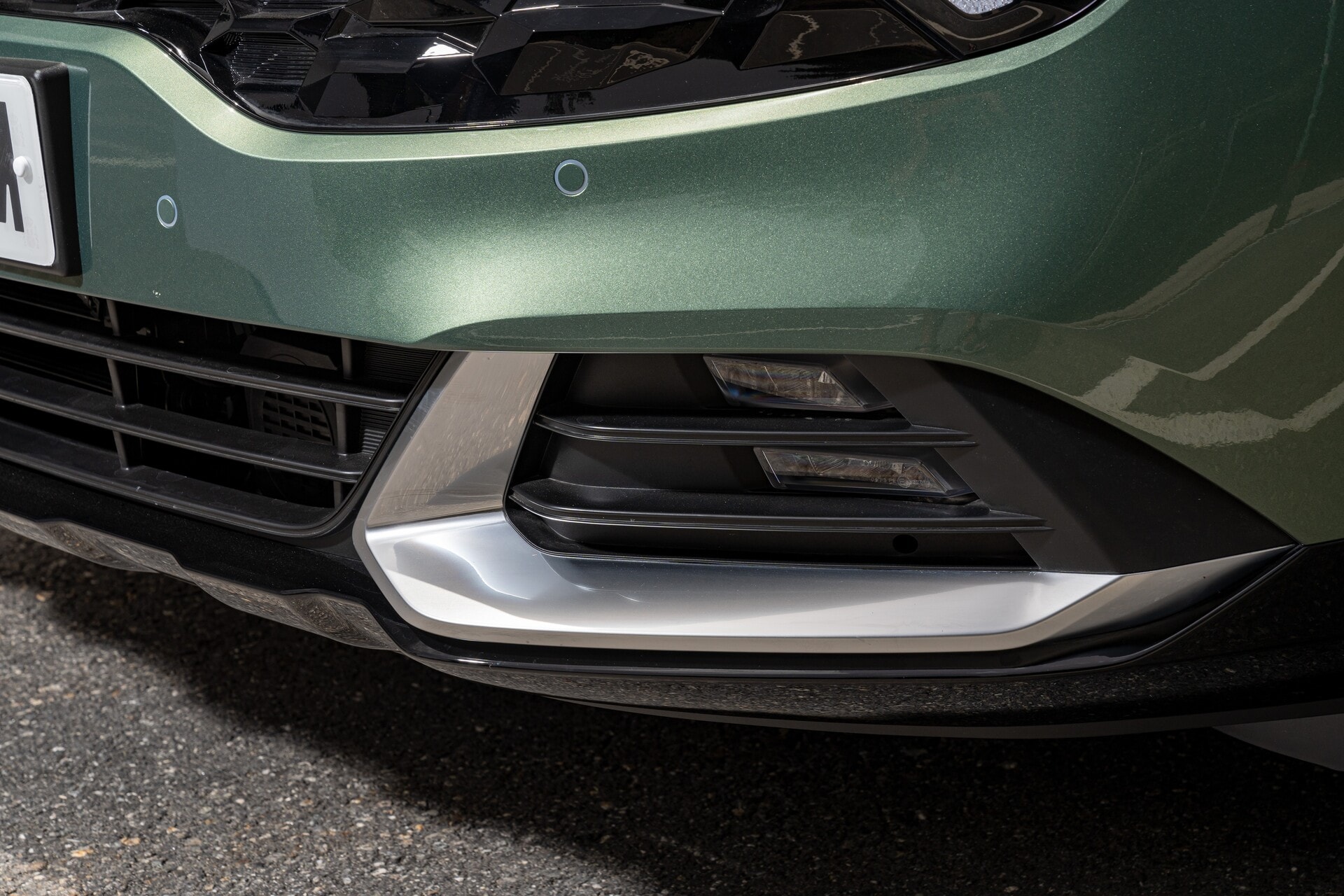 Detalle de los sofisticados faros LED del Kia Sportage híbrido.