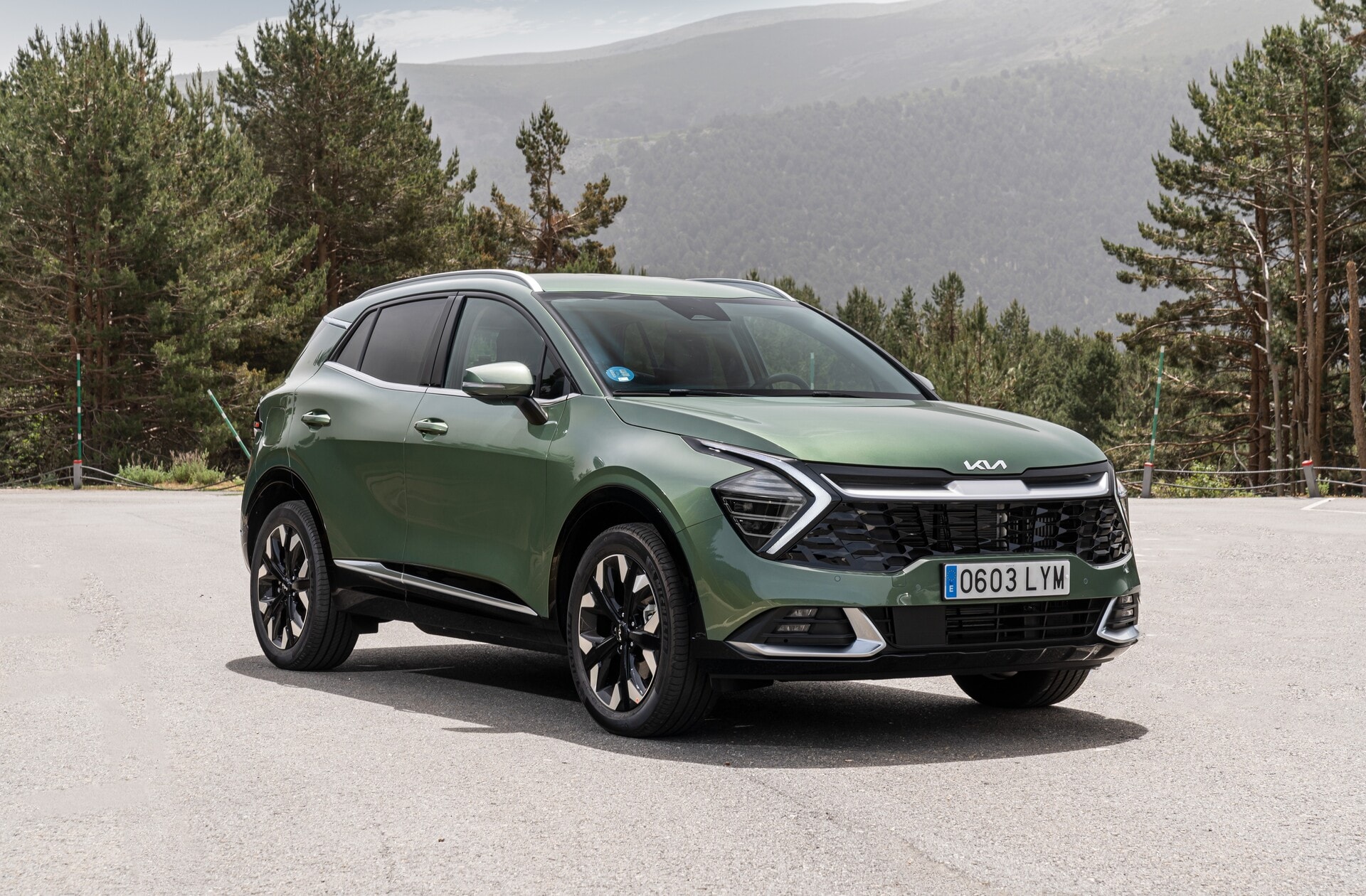Imagen del Kia Sportage híbrido desde una perspectiva frontal y lateral.