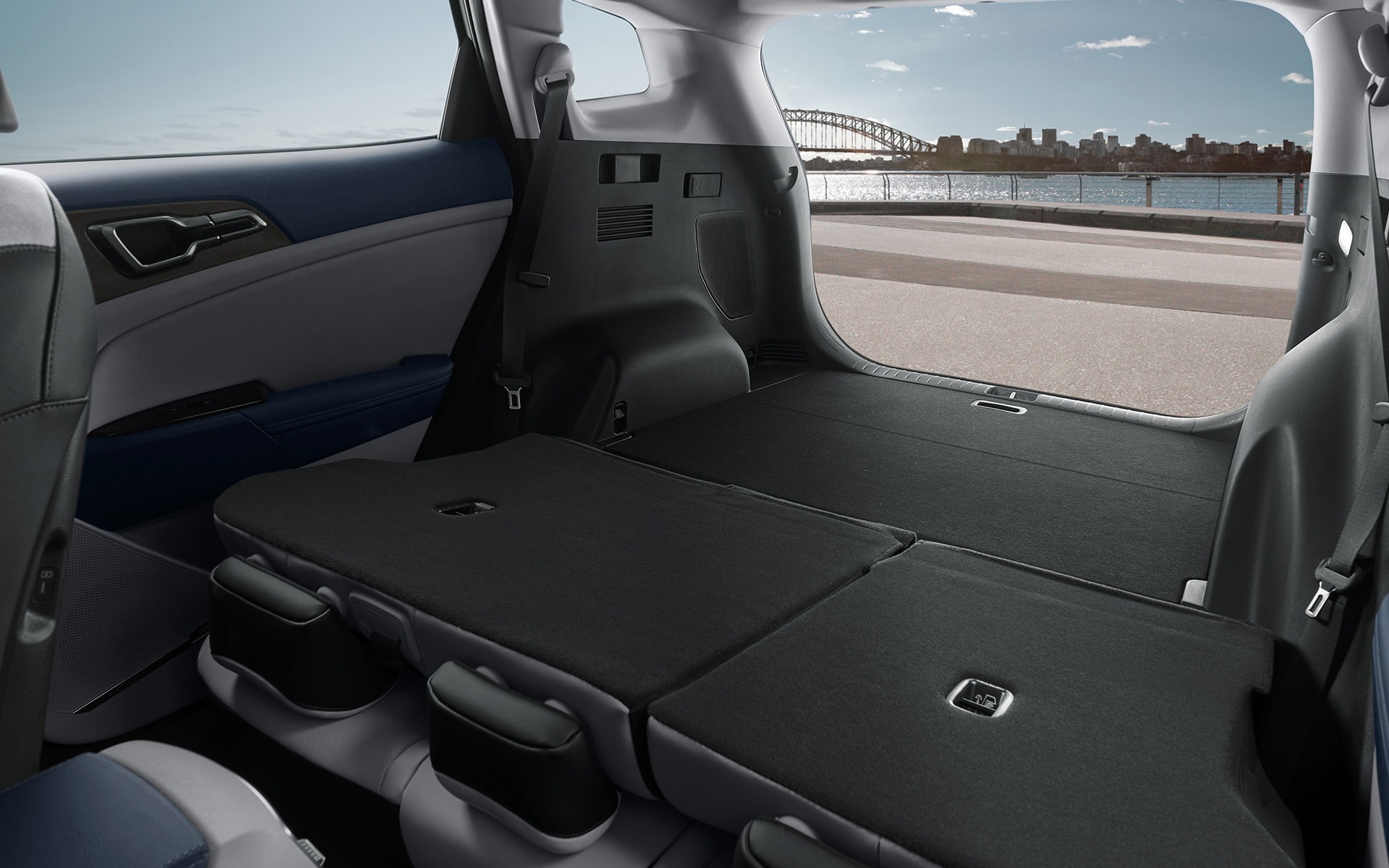 Vista del maletero con asientos abatidos, destacando su amplitud y funcionalidad.