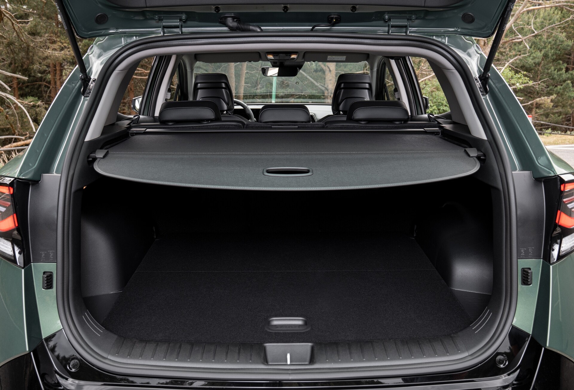 Maletero del Kia Sportage híbrido mostrando su capacidad y versatilidad de almacenaje.