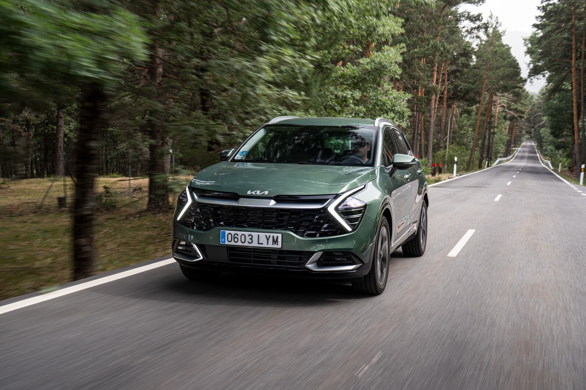 Kia Sportage híbrido en su hábitat natural, combinando estilo y funcionalidad.