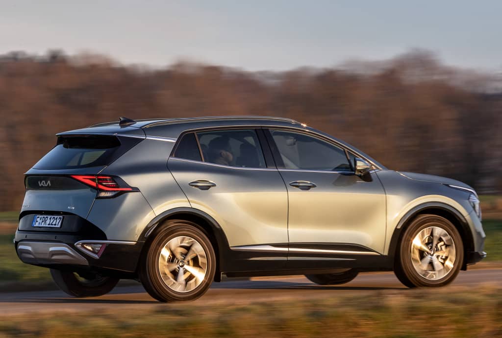 Perfil dinámico del Kia Sportage híbrido en movimiento.