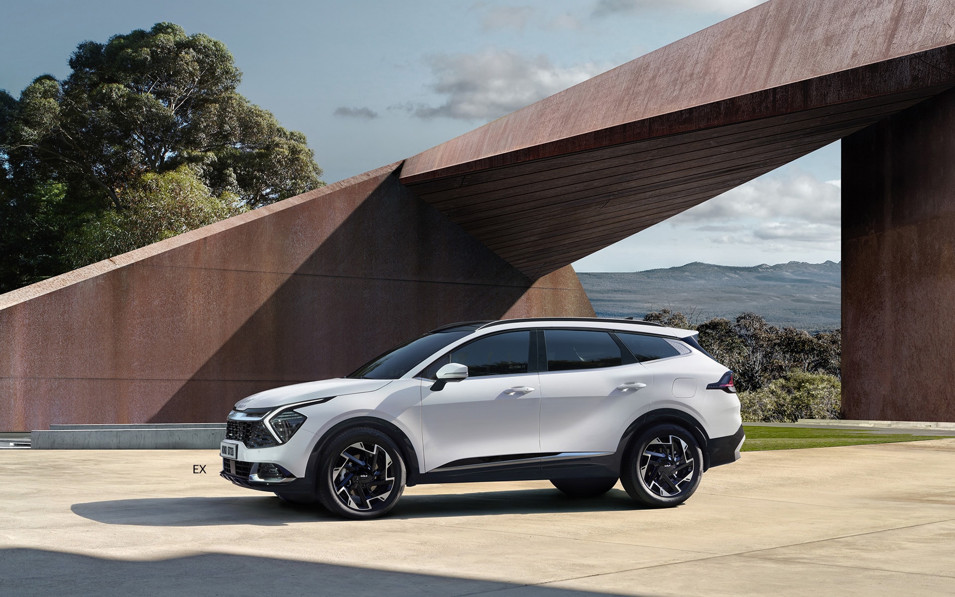 Vista lateral del Kia Sportage híbrido destacando su diseño aerodinámico.