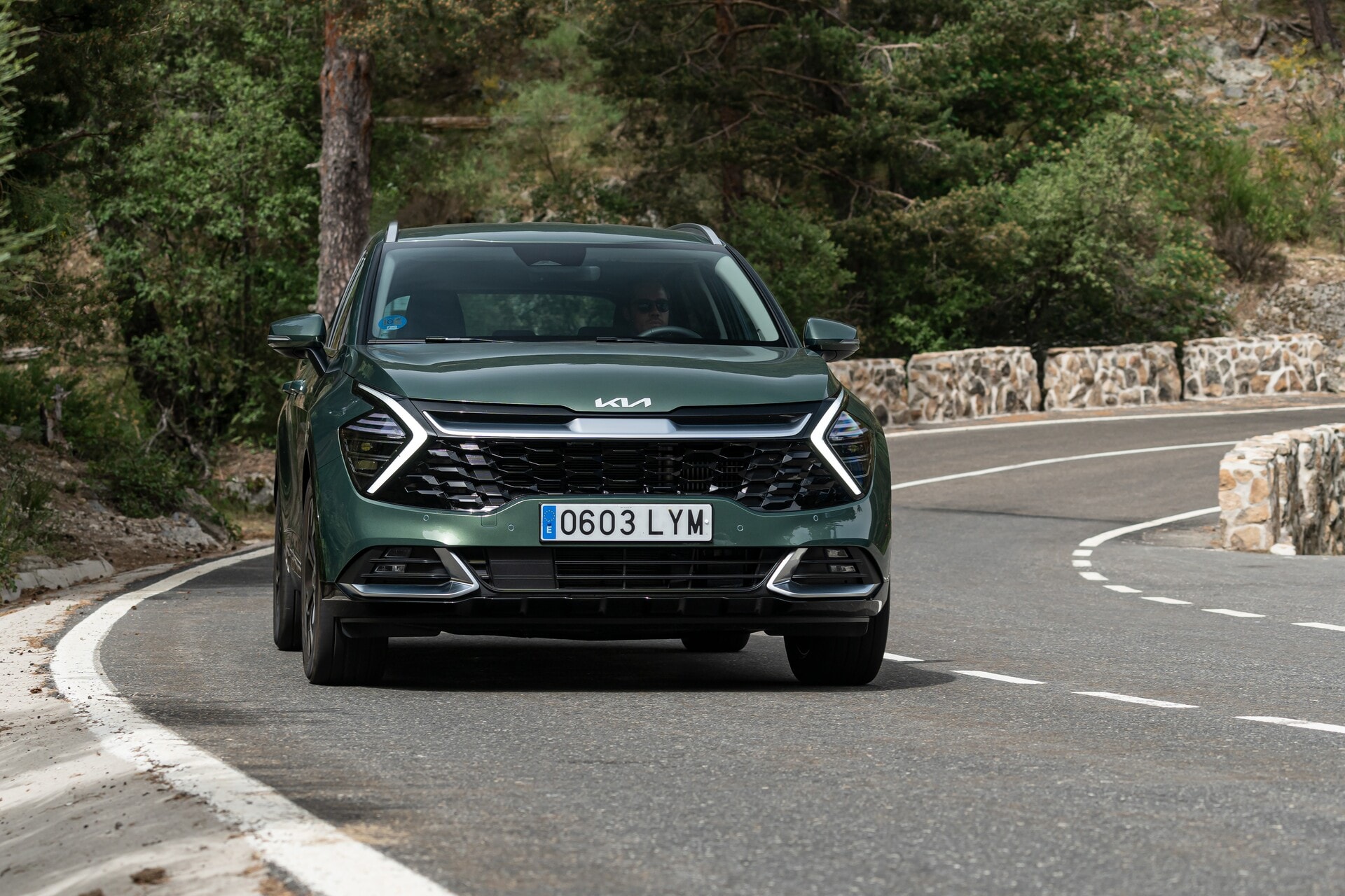 Vista delantera del Kia Sportage híbrido mostrando su parrilla y faros.