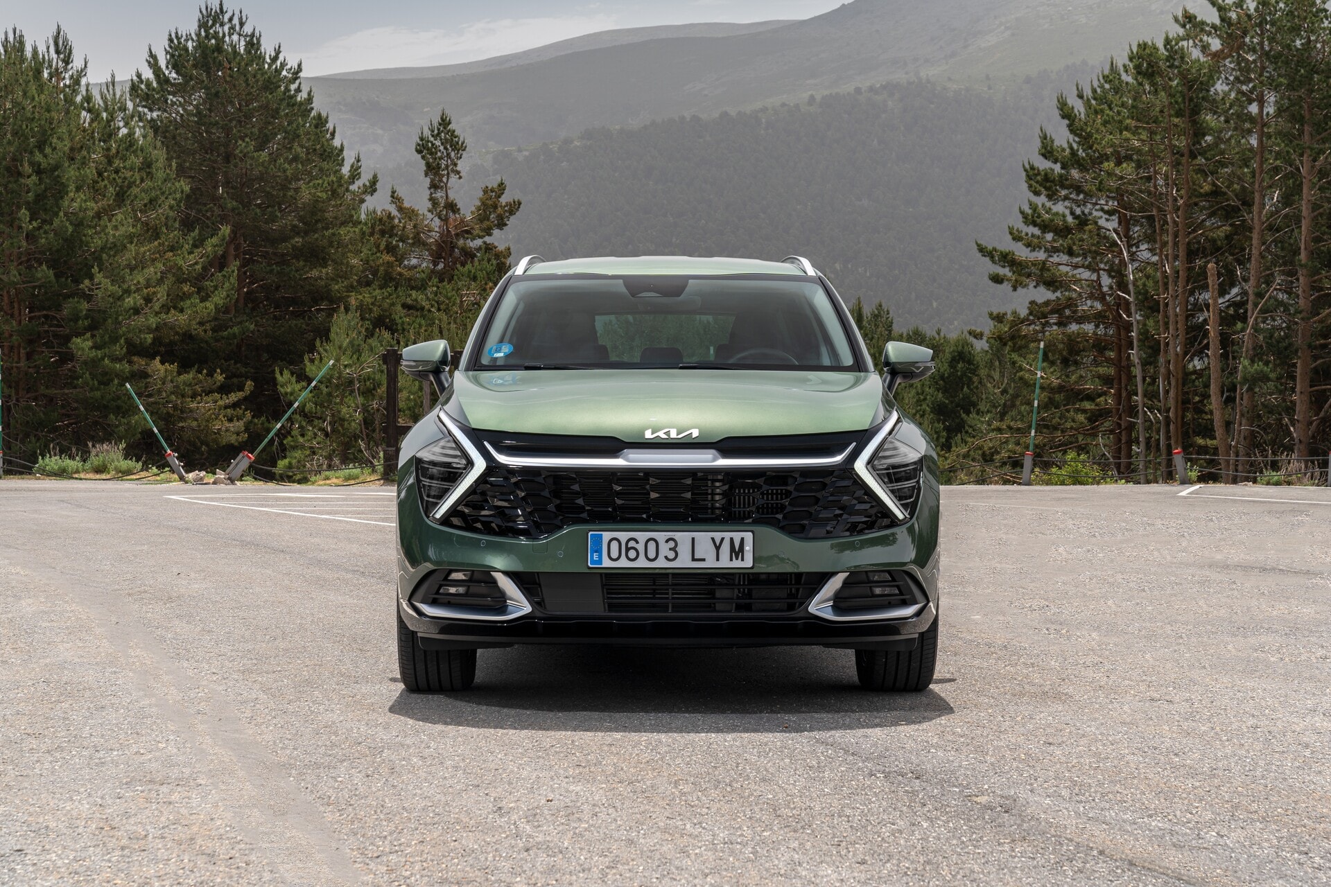 Imagen frontal del Kia Sportage híbrido destacando su imponente parrilla y faros.