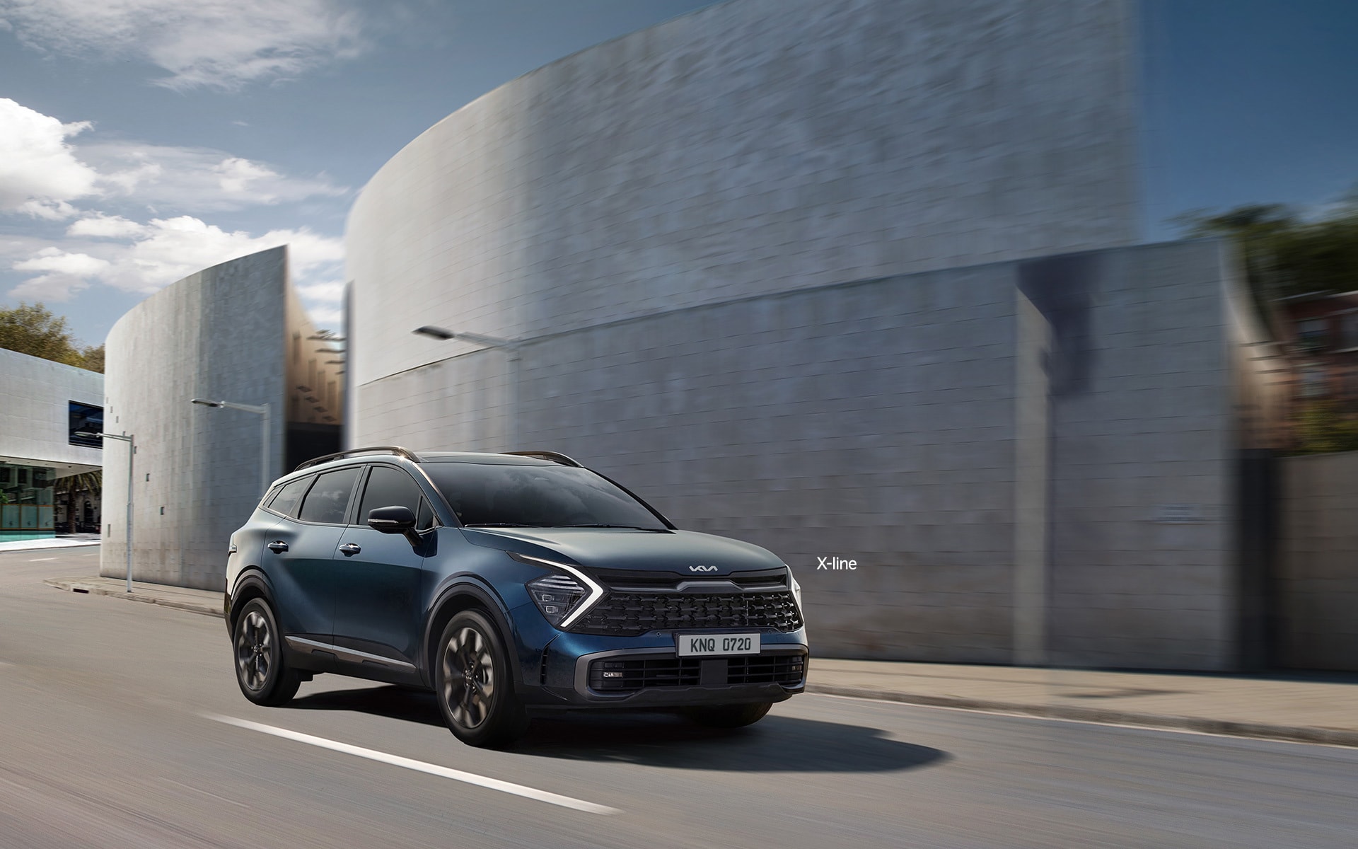 Vista lateral en movimiento del Kia Sportage híbrido.