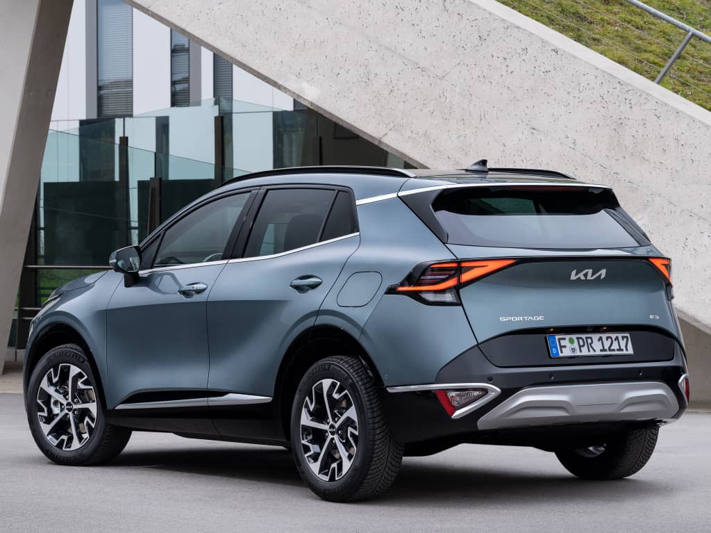 Imagen de la parte trasera y lateral, destacando las luces y líneas aerodinámicas.