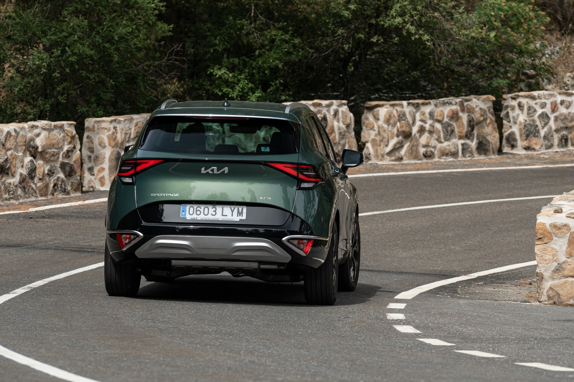 Vista trasera del Kia Sportage híbrido mostrando su diseño y luces traseras.