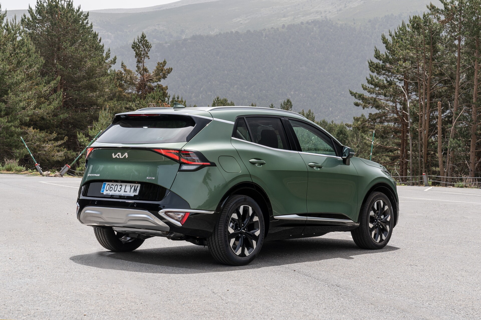 El Kia Sportage híbrido muestra su lado fuerte y elegante a través de su perfil lateral.