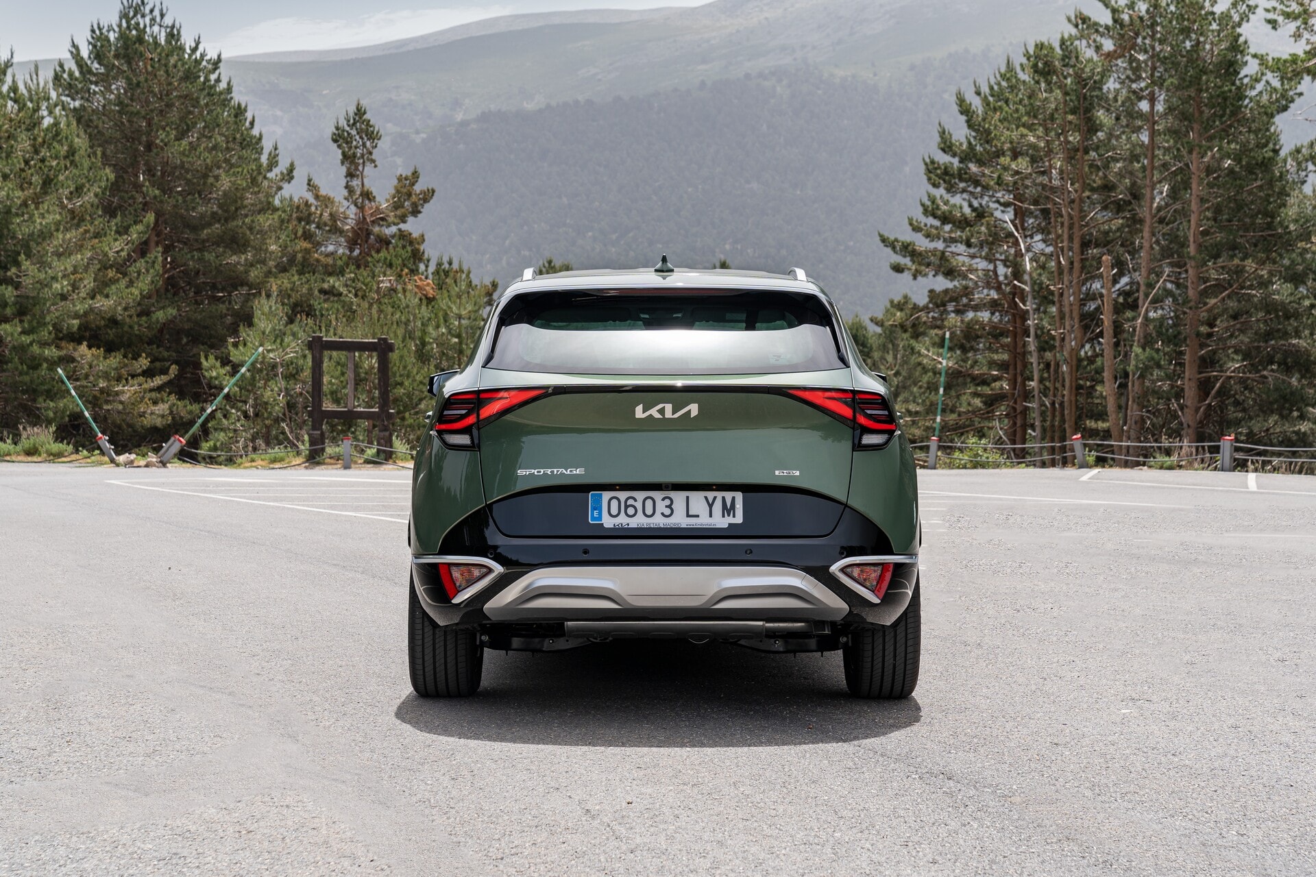 Vista trasera del Kia Sportage híbrido estacionado, realzando su diseño contemporáneo.