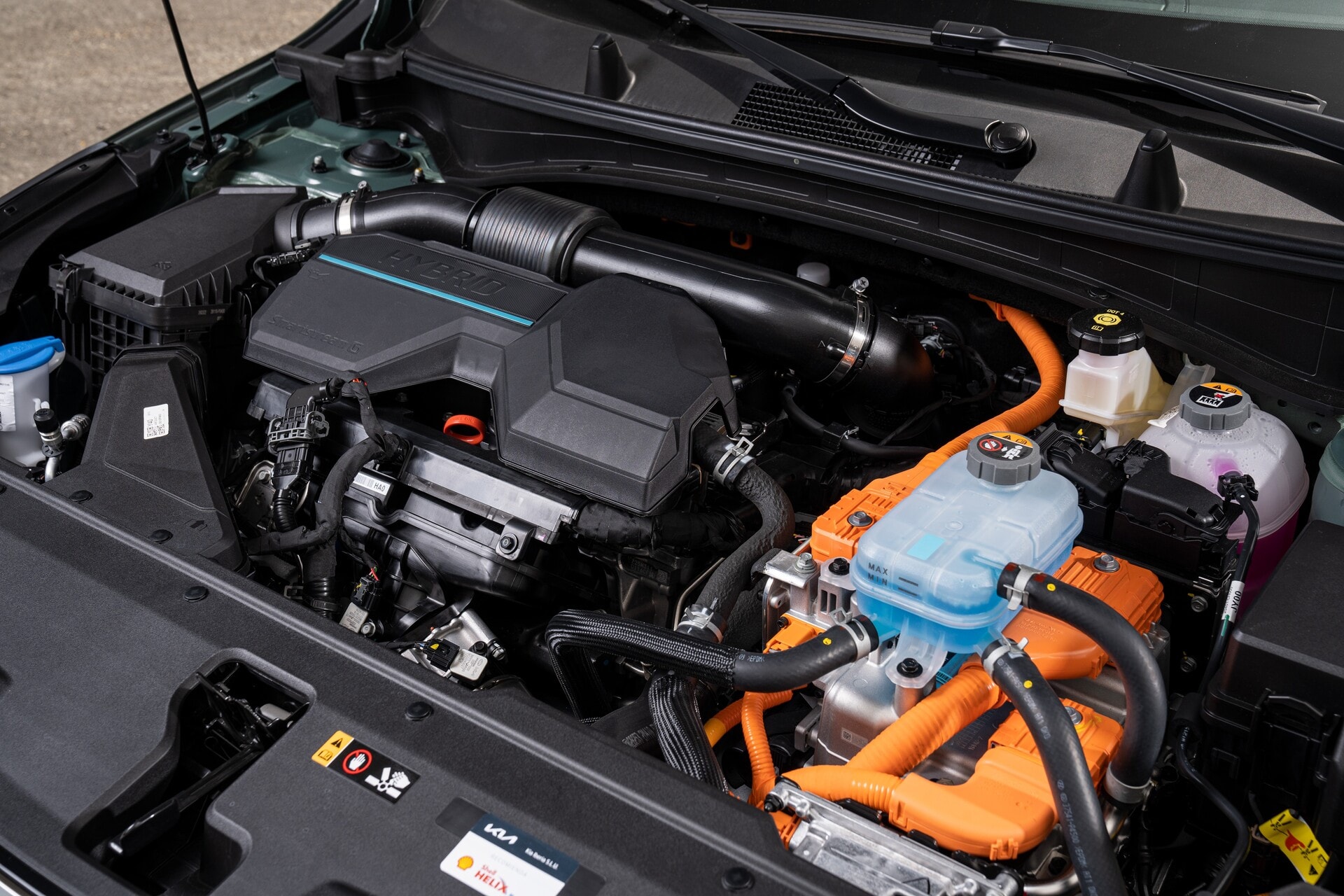Motor híbrido del Kia Sportage, con componentes eléctricos visibles.