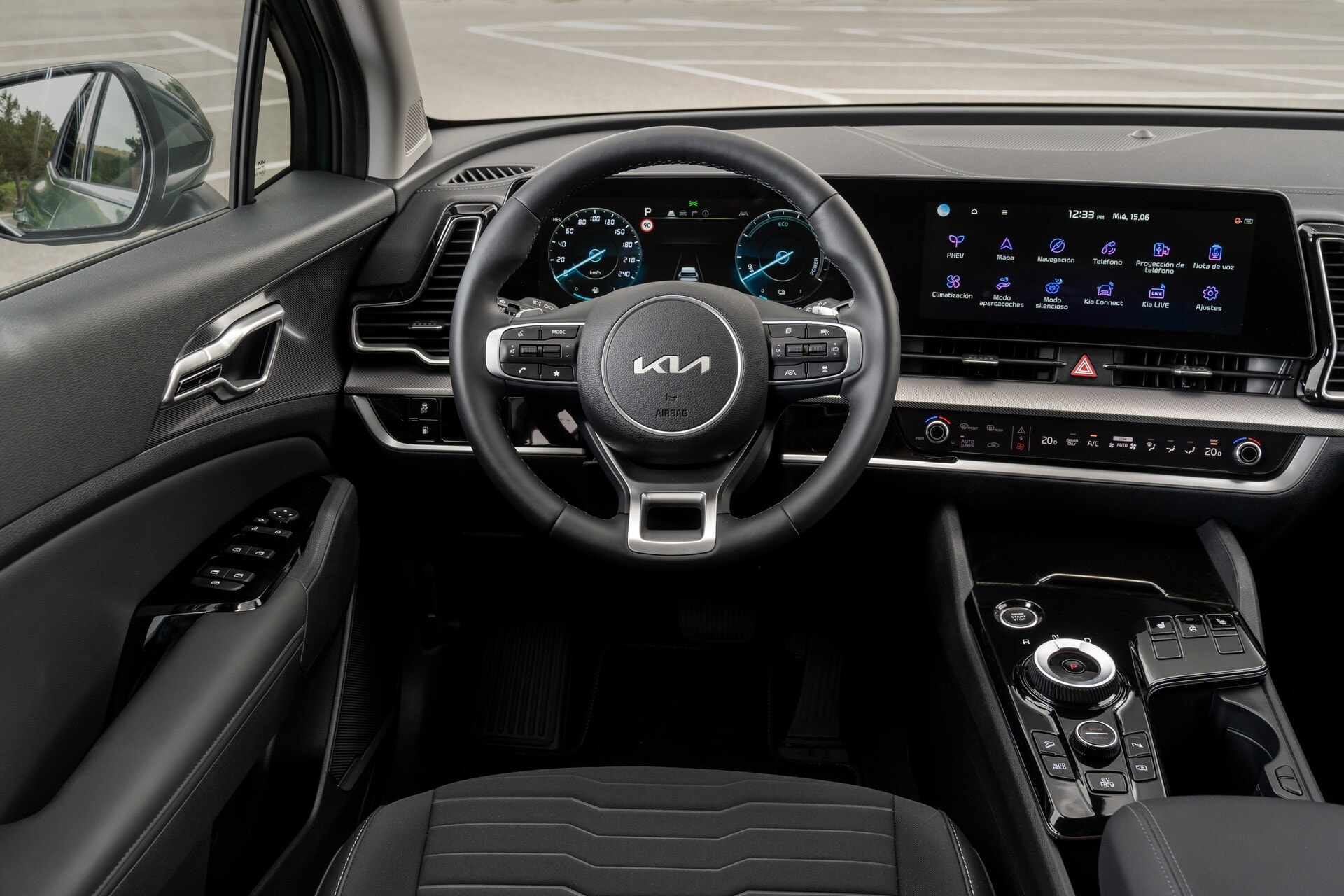 Vista del puesto de conducción con volante y pantallas digitales.