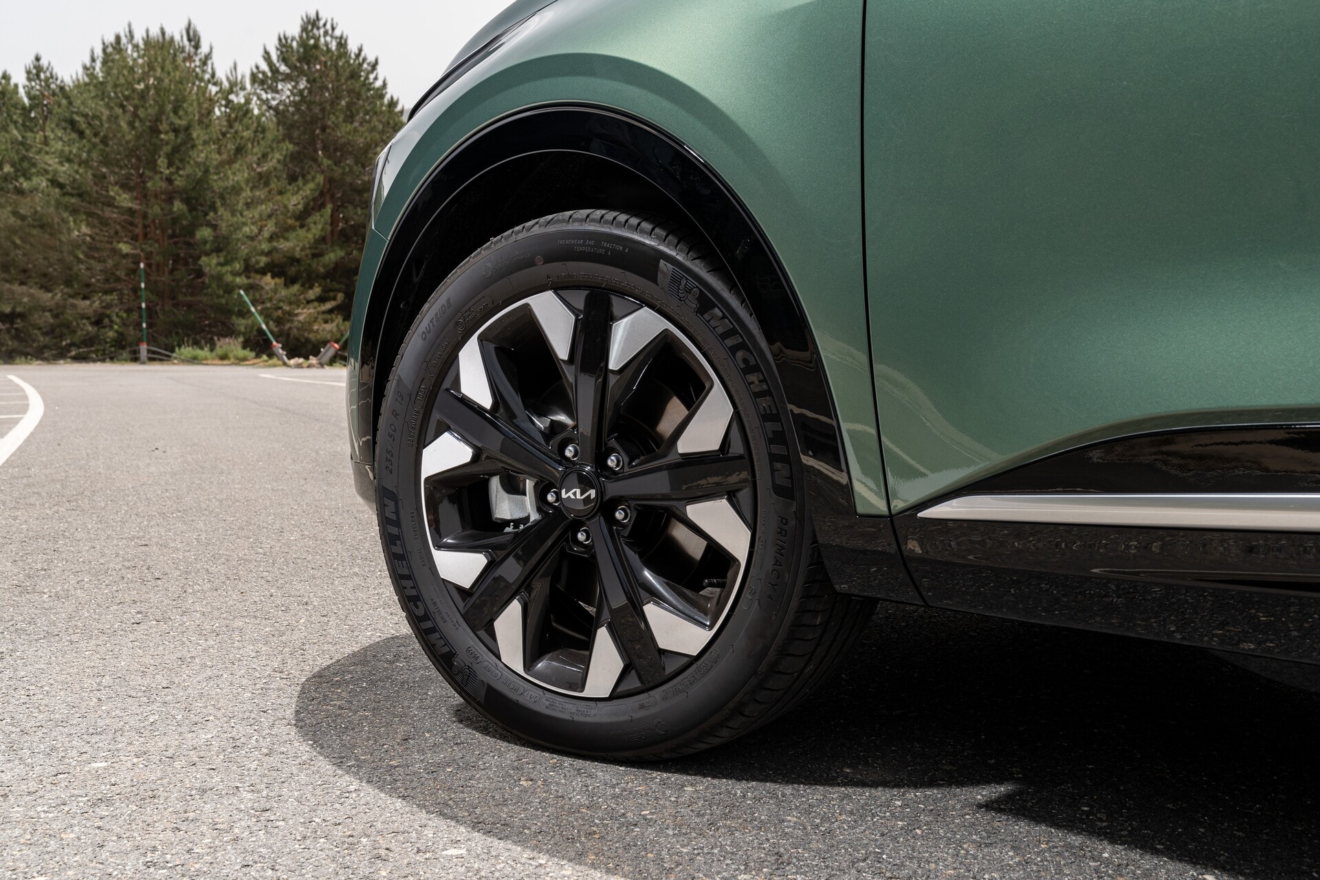 Rueda del Kia Sportage híbrido con llanta de diseño atractivo y moderno.