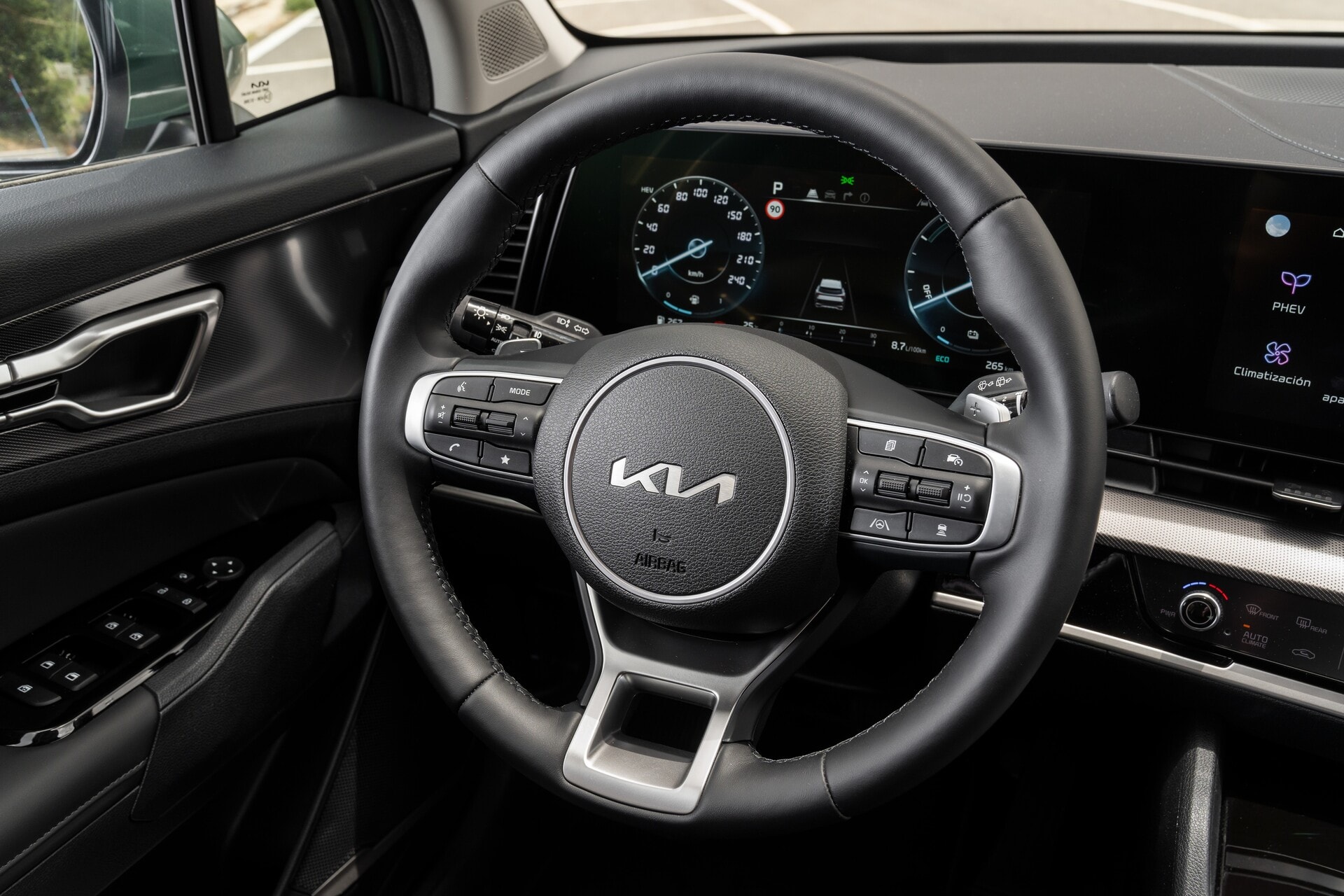 Volante multifunción del Kia Sportage, enfocado en el control ergonómico y acceso a funciones.