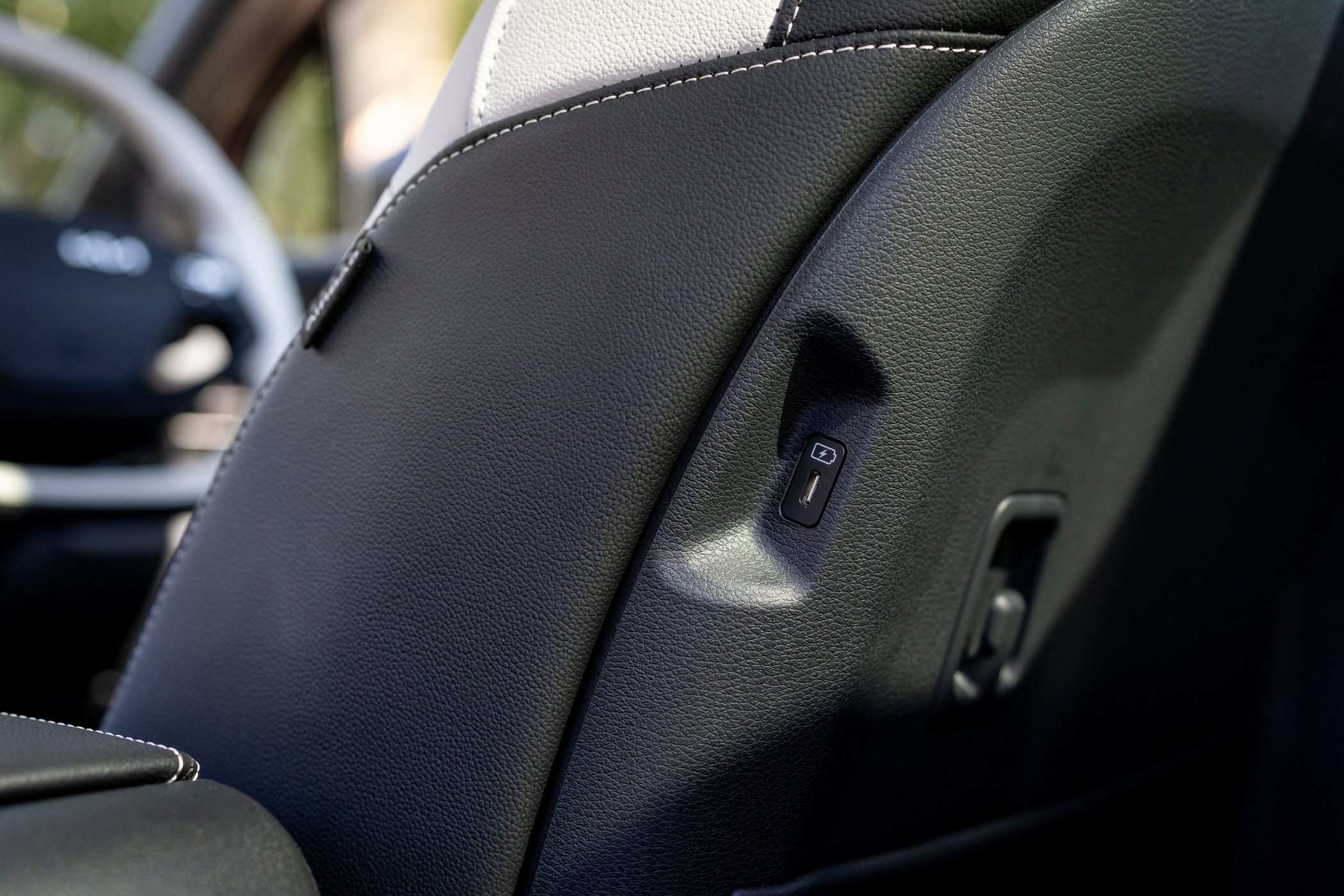 Detalle del mecanismo de ajuste del respaldo del asiento, práctico y accesible.