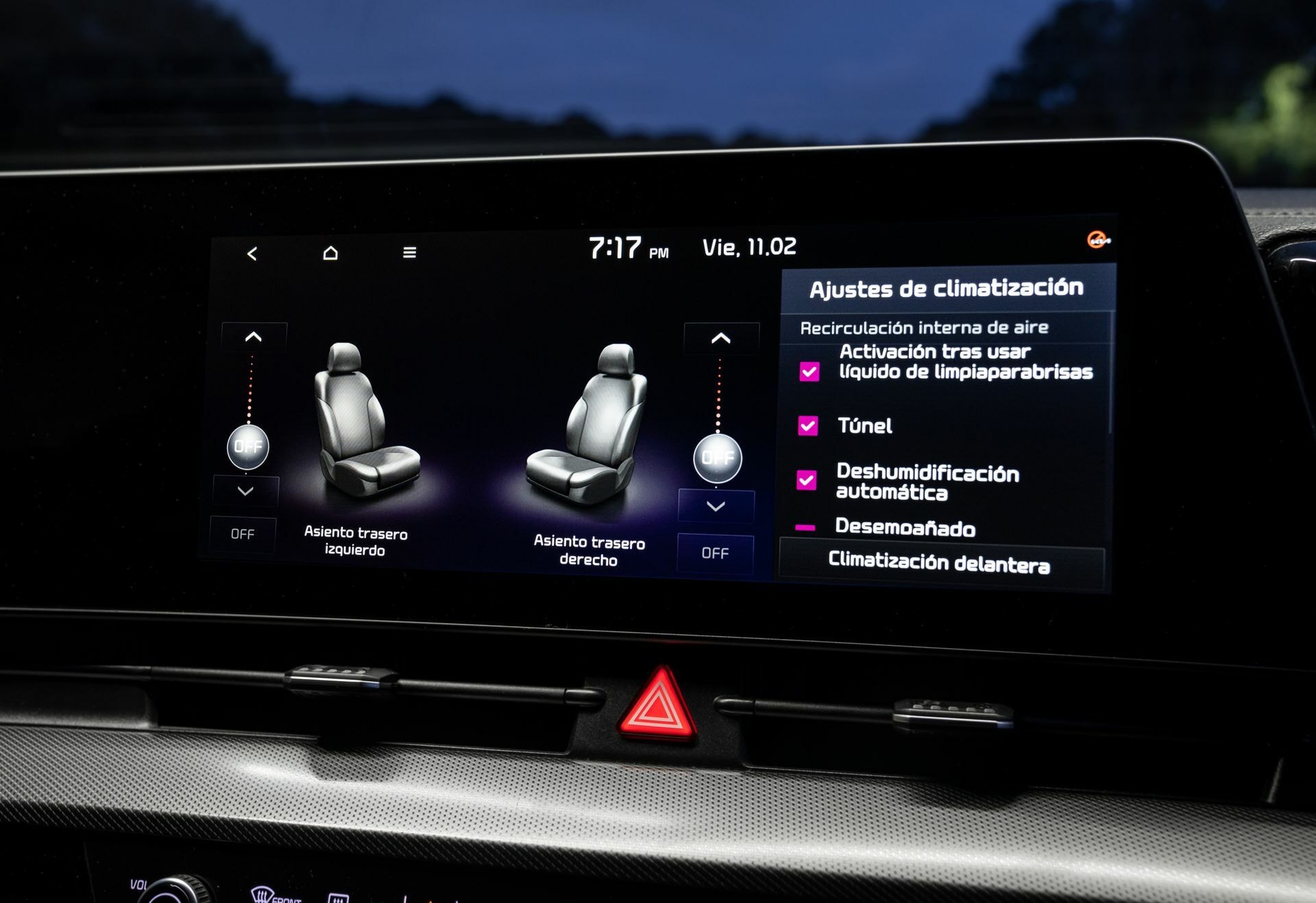 Pantalla táctil con ajustes de climatización para el Kia Sportage.