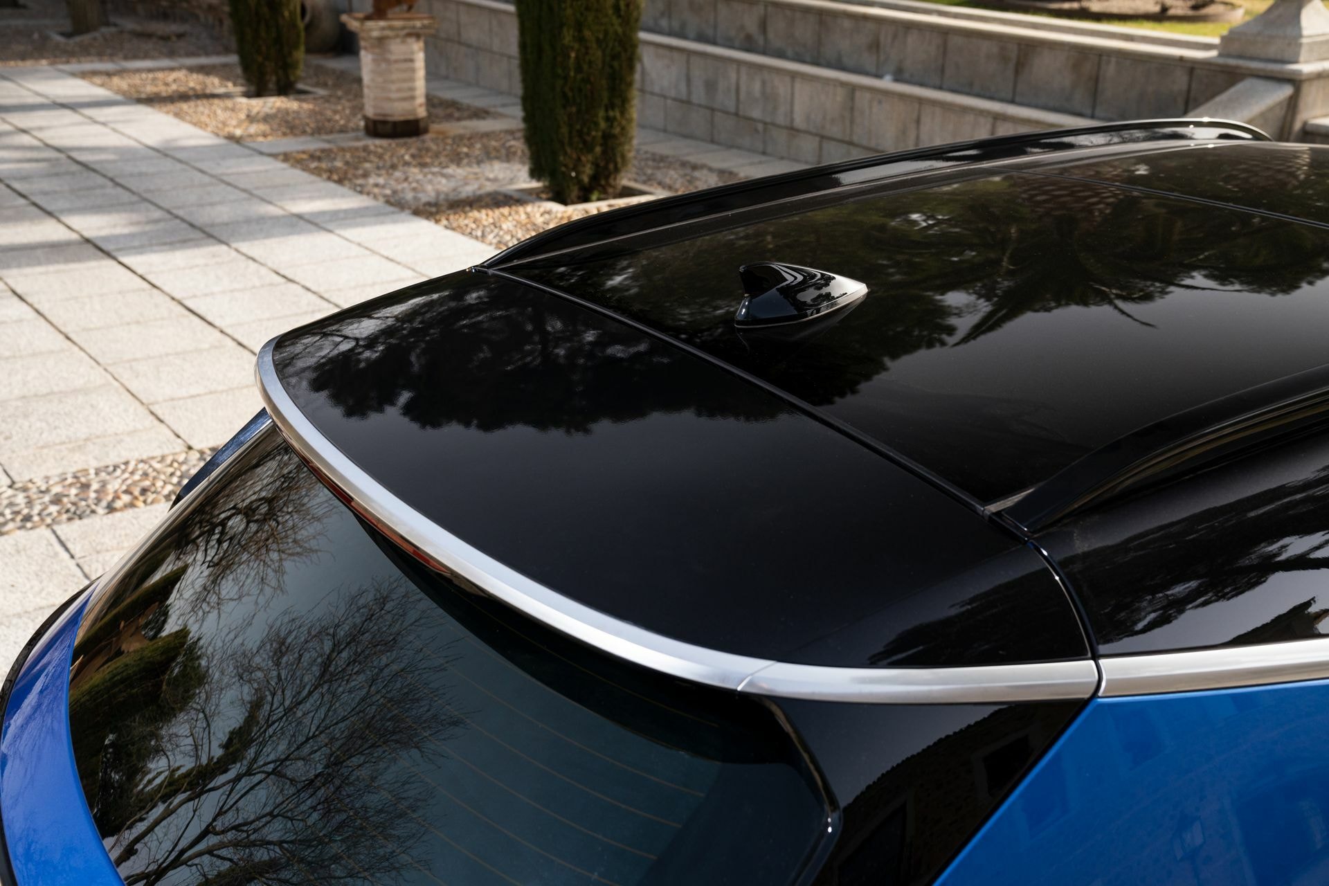 Antena tipo aleta de tiburón en el techo del Kia Sportage.