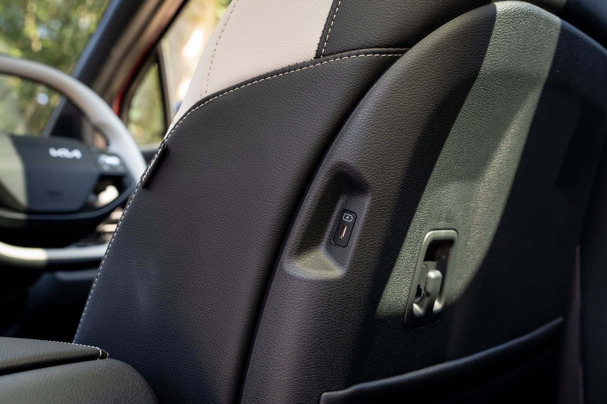 Detalle del botón de regulación del respaldo de los asientos traseros confortables.