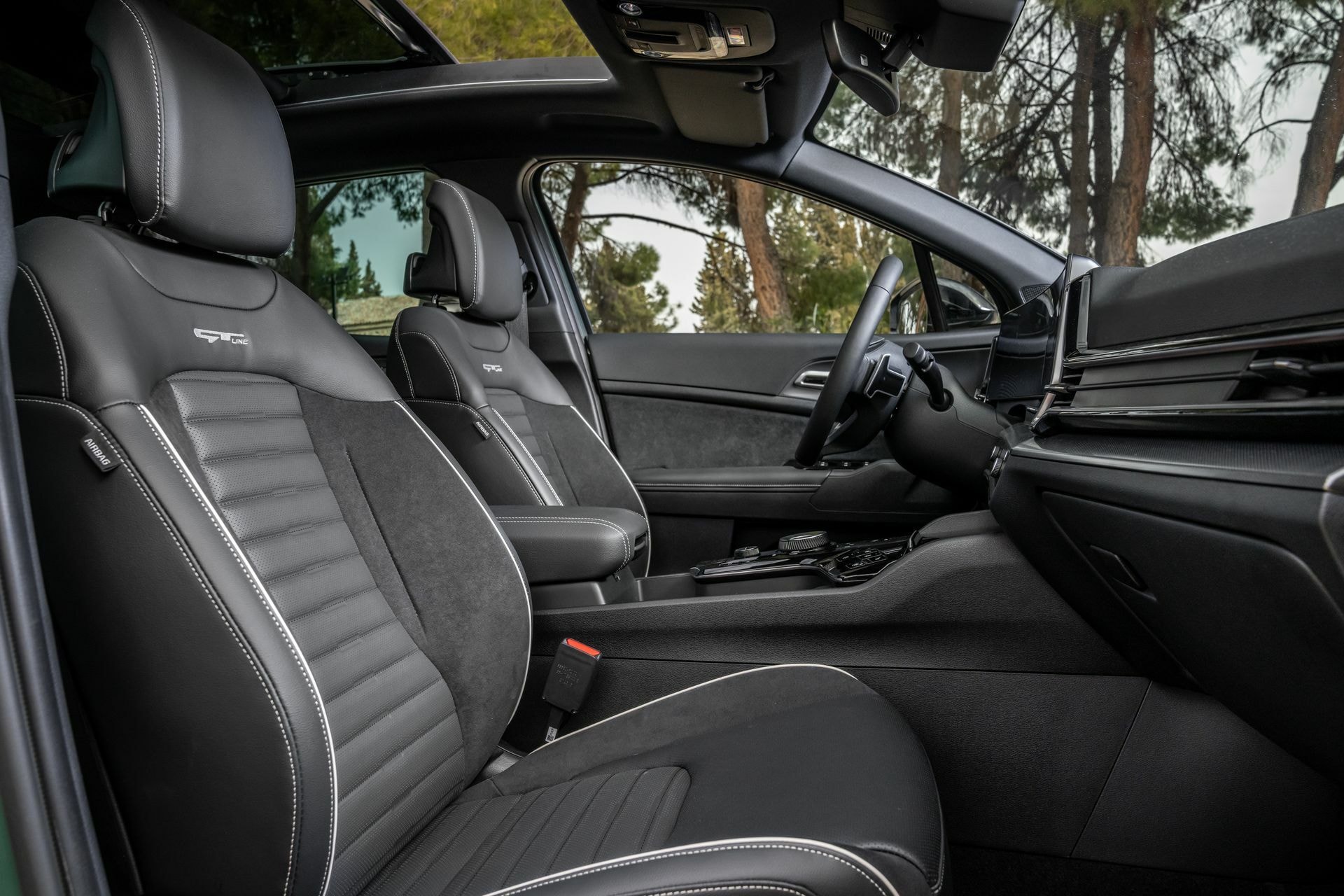 Vista lateral de los asientos delanteros, destacando su ergonomía.