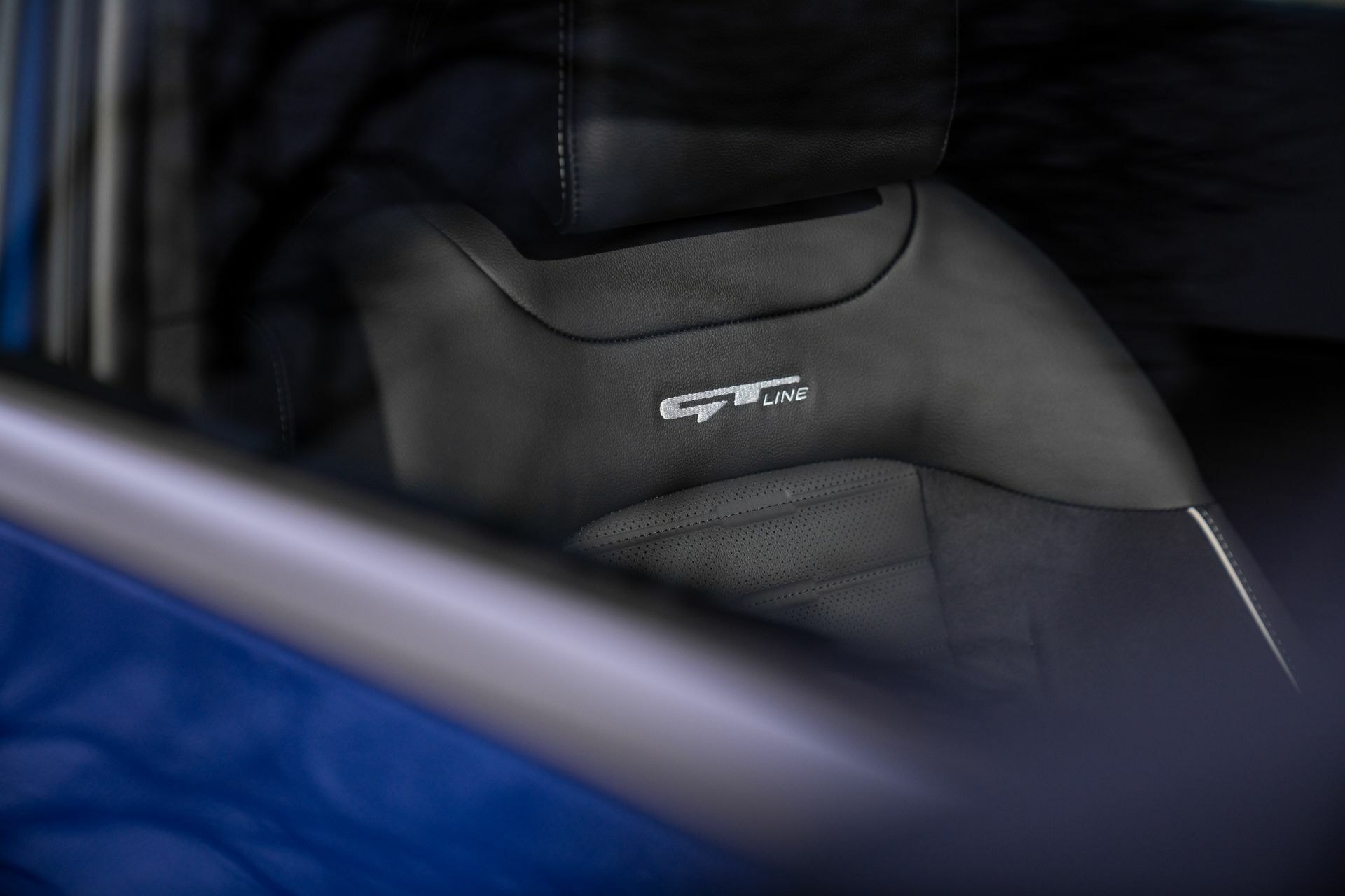 Asientos deportivos GT Line en el interior del Kia Sportage.
