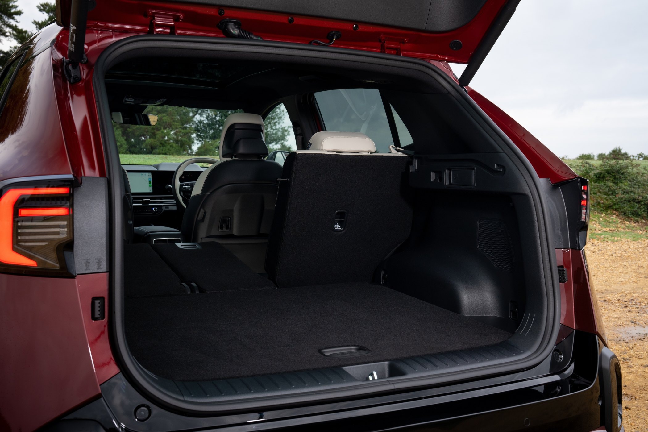 Vista de asientos traseros con reposabrazos central integrado.