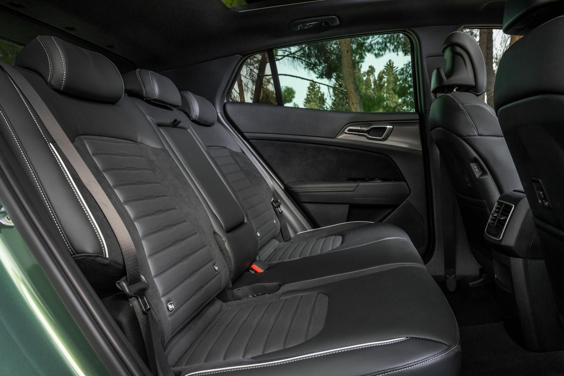 Asientos traseros del Kia Sportage mostrando espacio y comodidad.