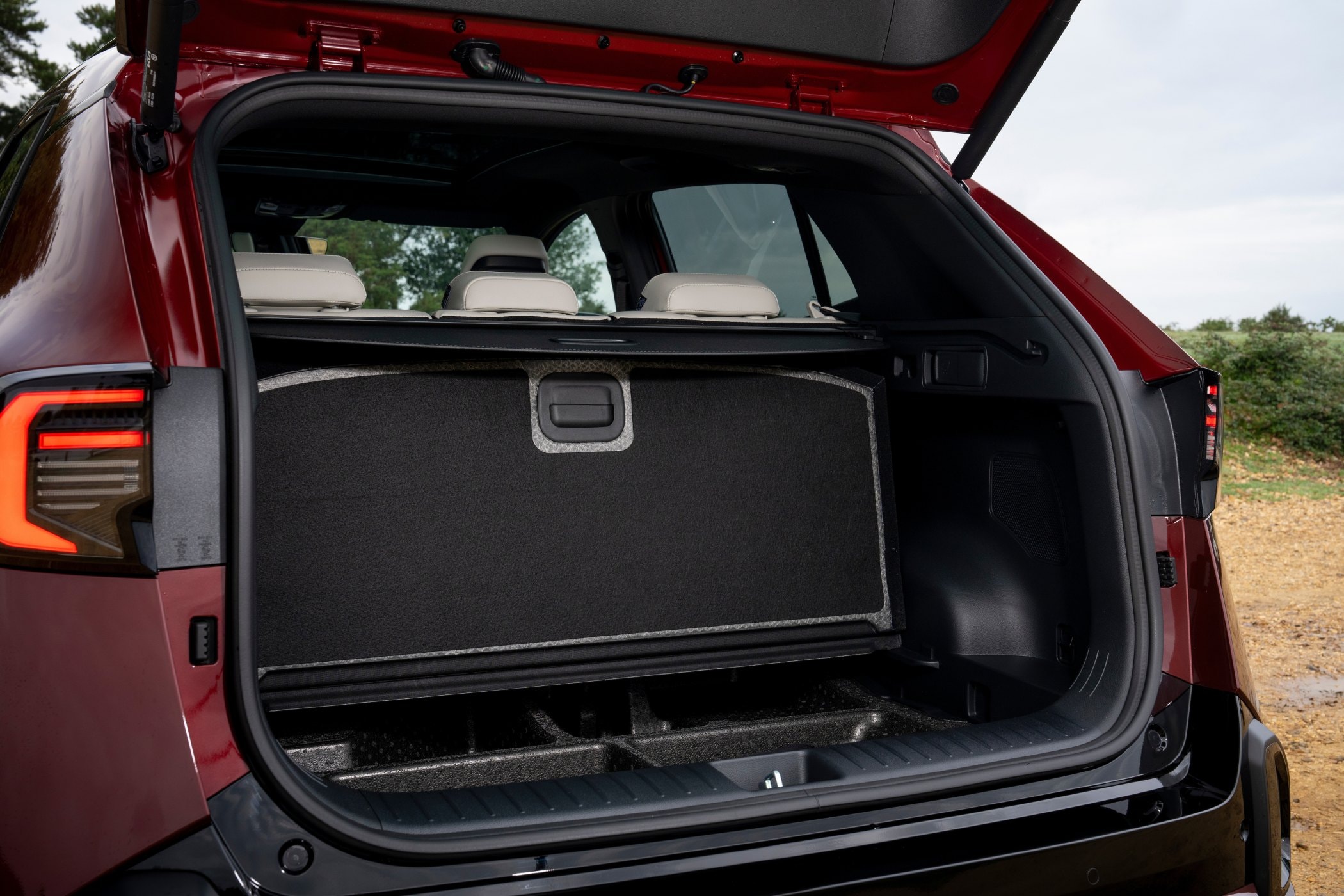 Asientos traseros con un estilo moderno y detalles en contraste.