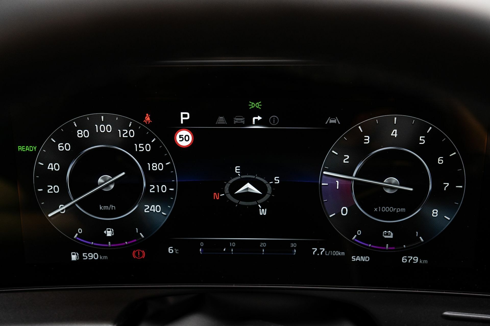 Pantalla del cuadro de instrumentos del Sportage mostrando asistencia a la conducción.