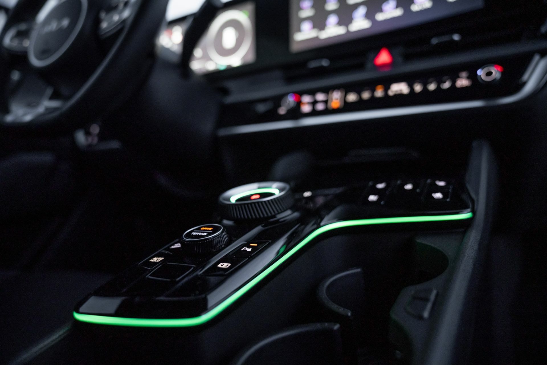 Ergonomía y diseño de la consola central con iluminación tenue.