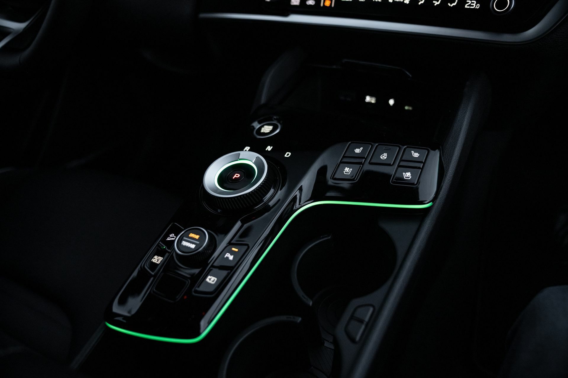 Vista nocturna de la consola central con iluminación ambiente.