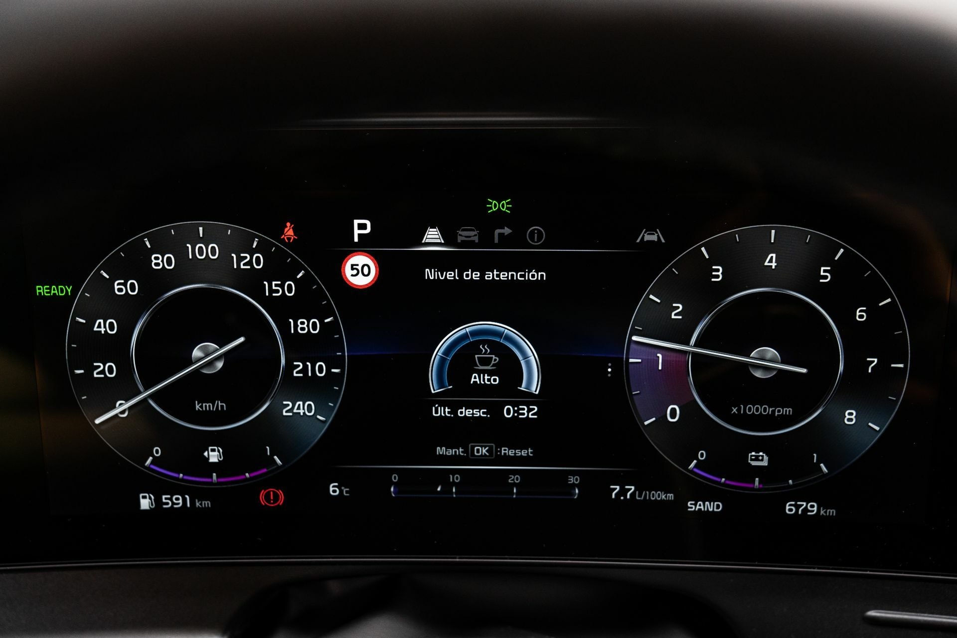 Panel de instrumentos digital del Kia Sportage con información clara y moderna