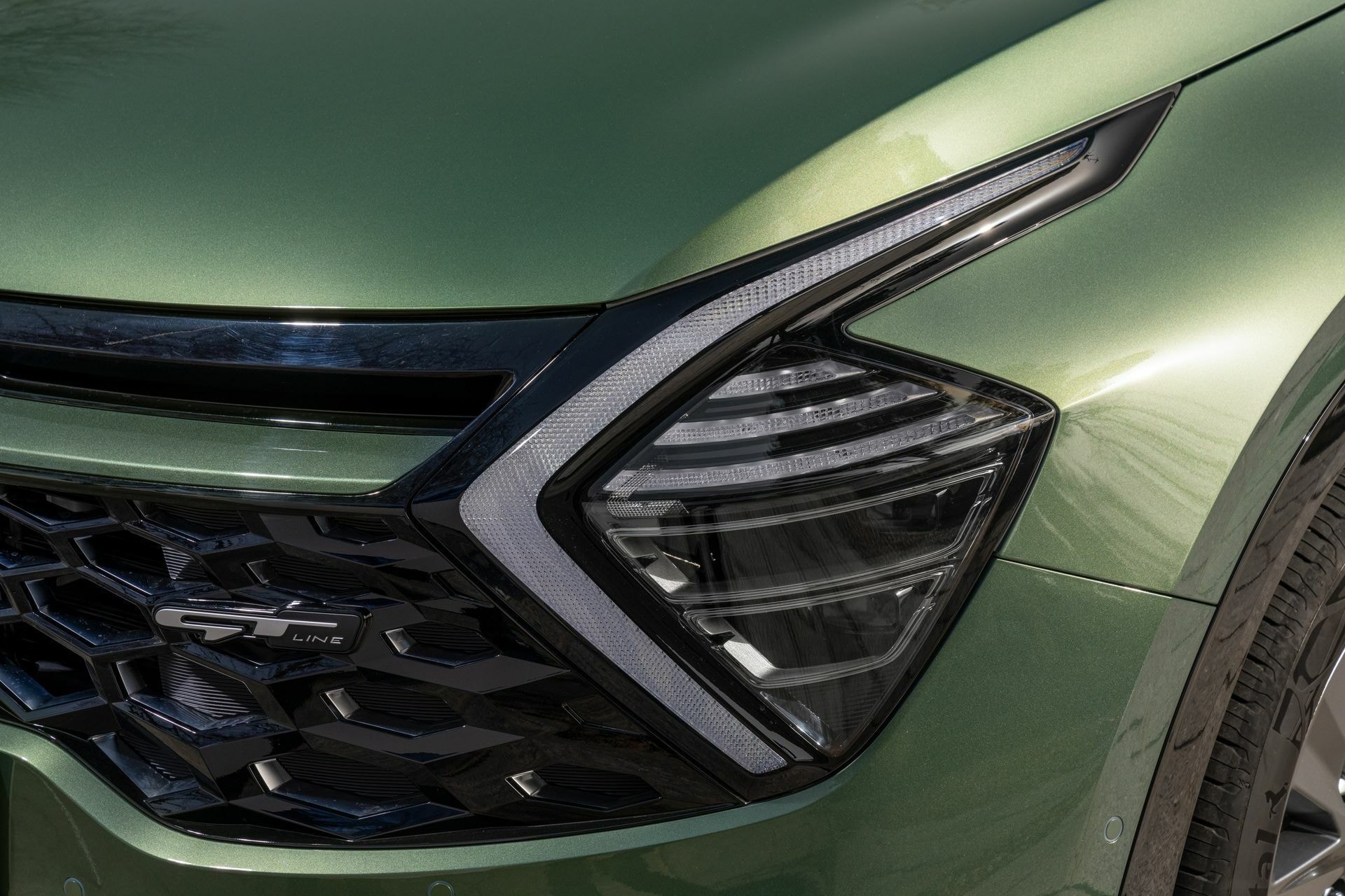 Enfoque en el diseño de los faros del Kia Sportage con detalle en las luces LED.