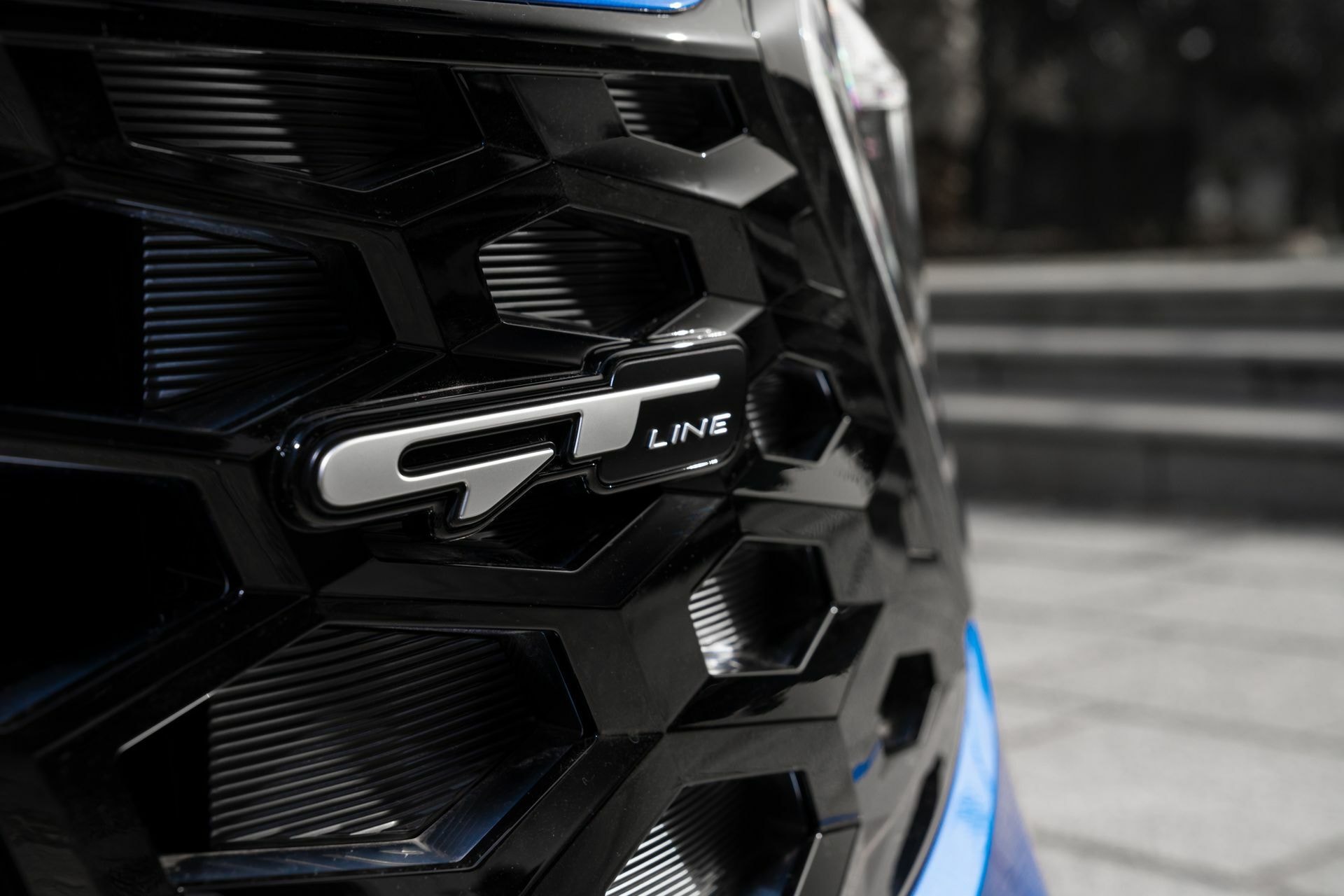 Emblema 'GT Line' en la parrilla, identifica la versión deportiva del modelo.