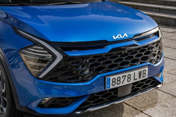Primer plano de la parrilla del Kia Sportage, muestra el diseño de la malla. Primer plano de la parrilla del Kia Sportage, muestra el diseño de la malla.