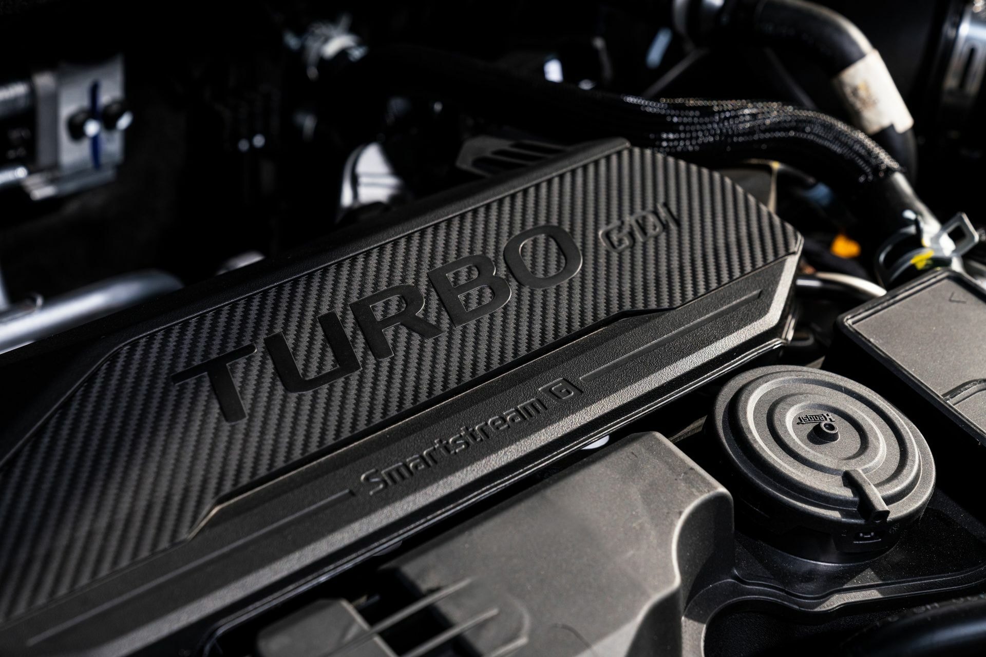 Close-up del sistema Turbo del motor Kia Sportage.